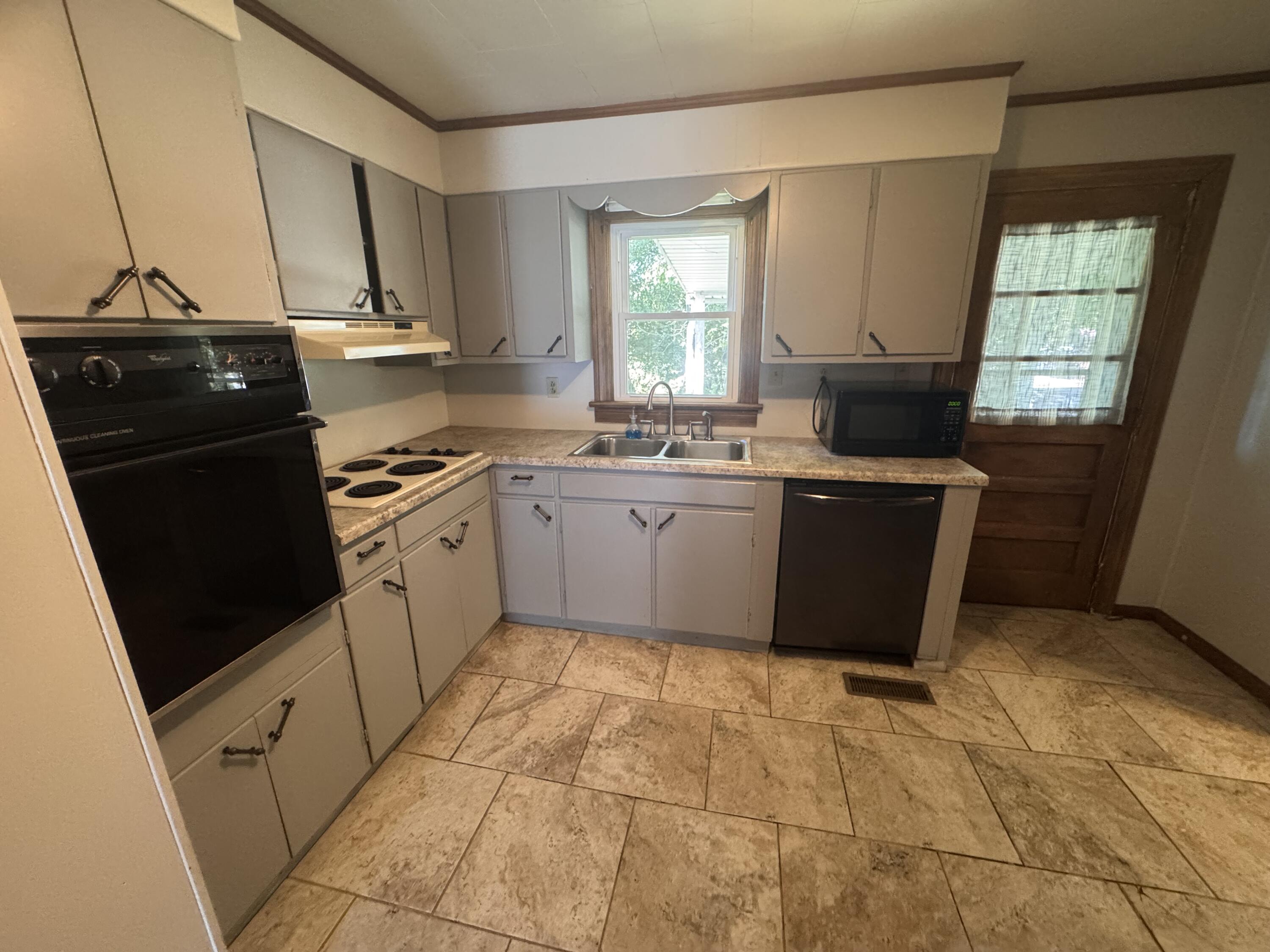 715 E Market Street Property Photo 5