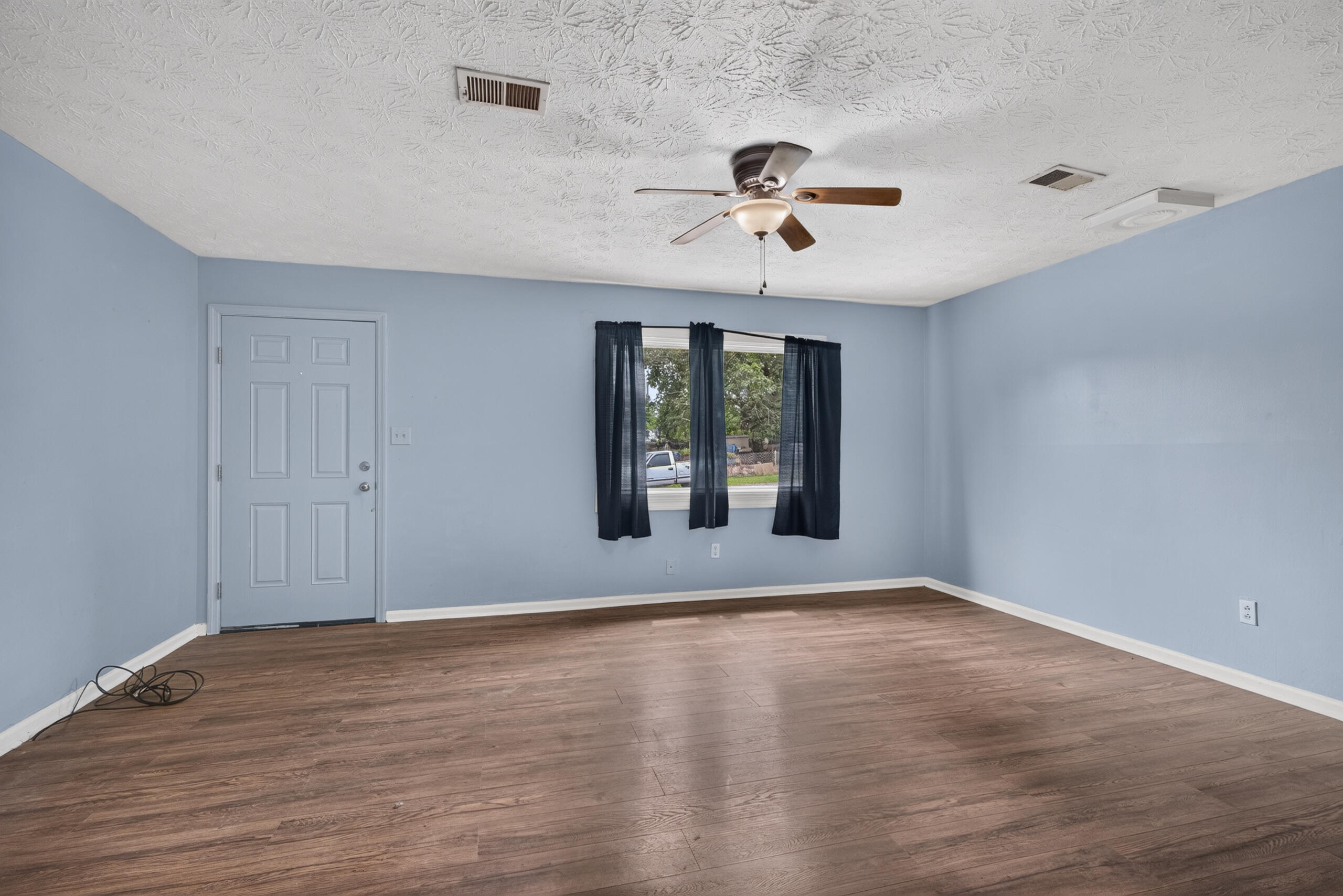 228 Laurel Lane Property Photo 4