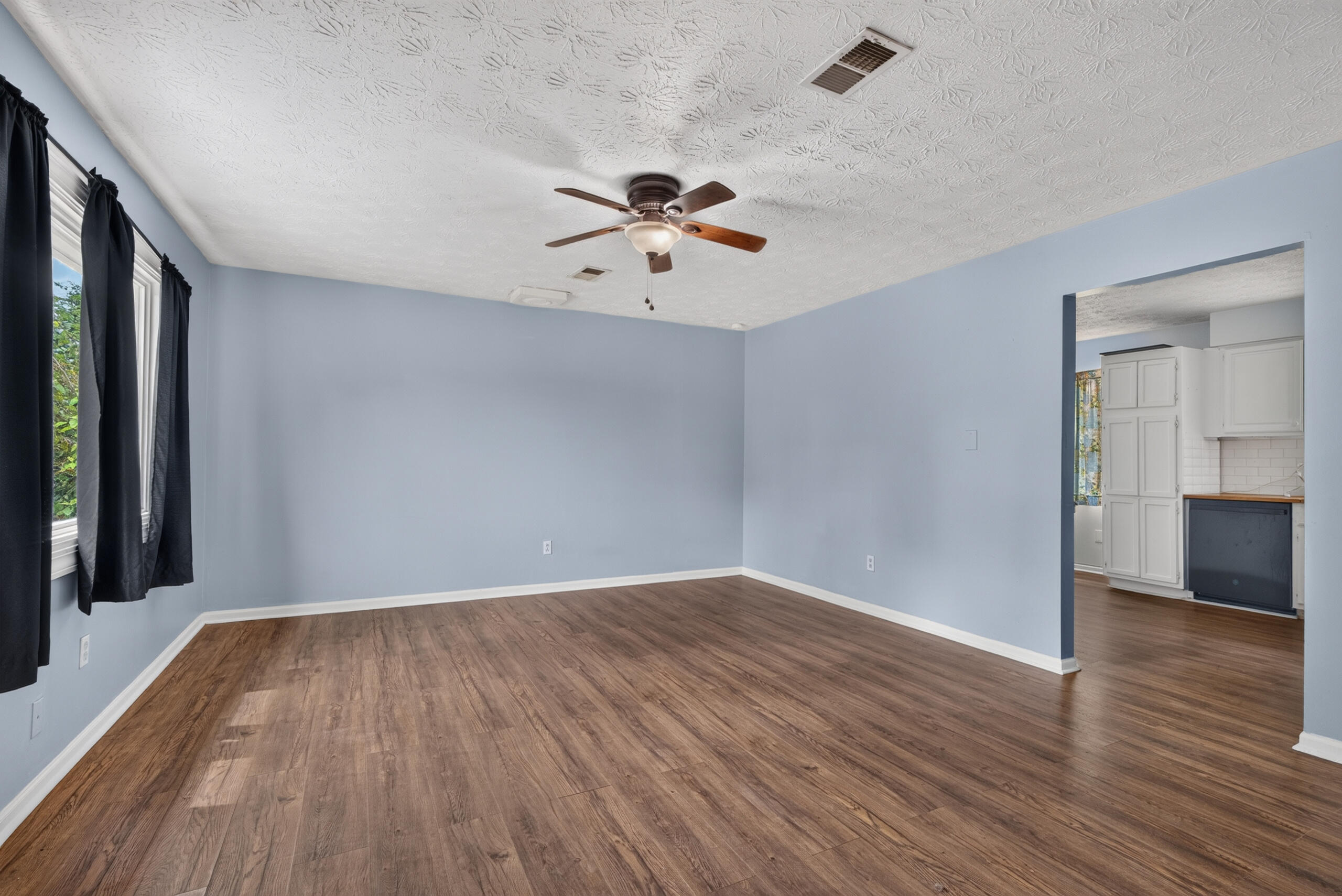 228 Laurel Lane Property Photo 6