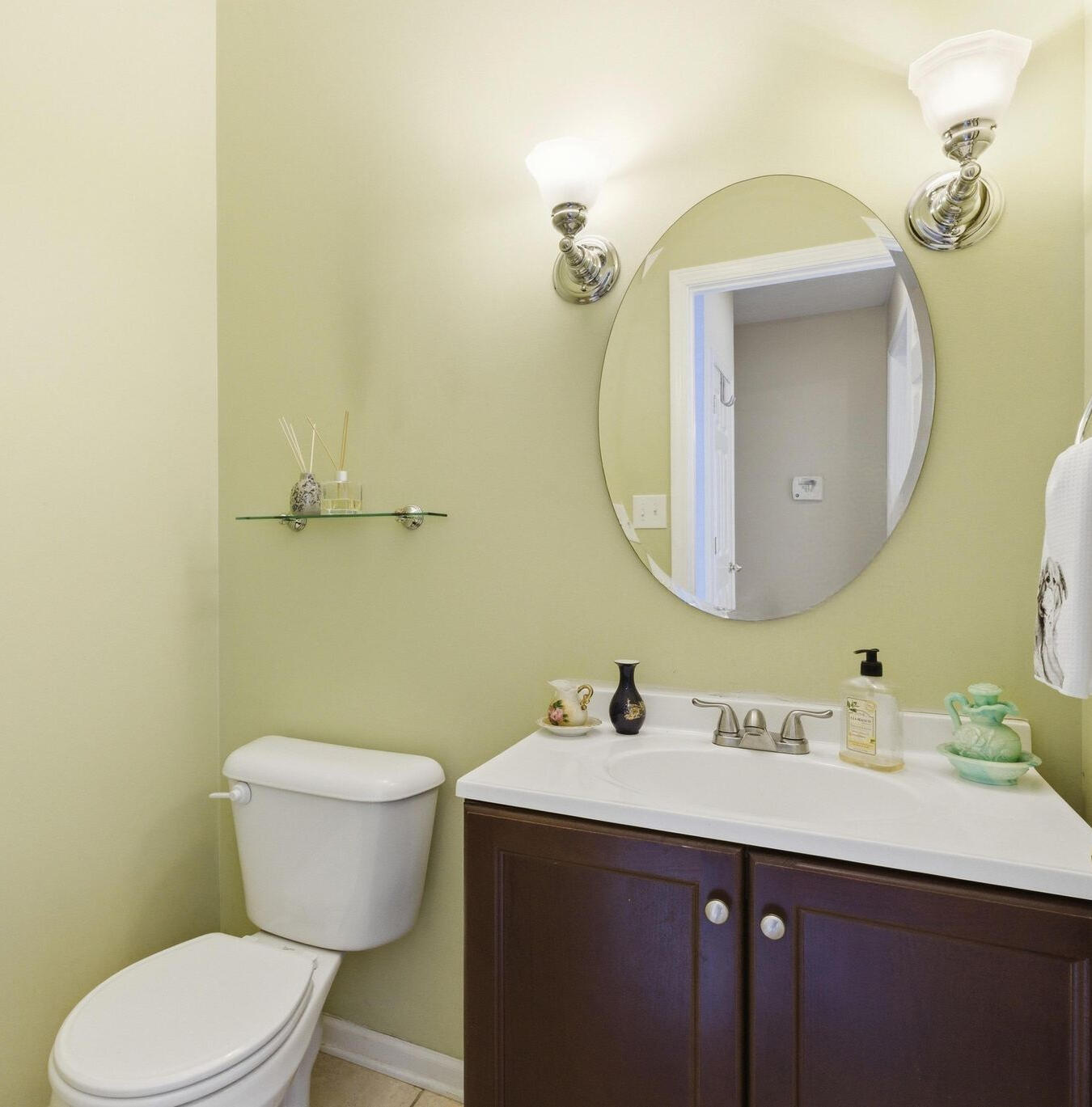 925 Seneca Park Property Photo 8