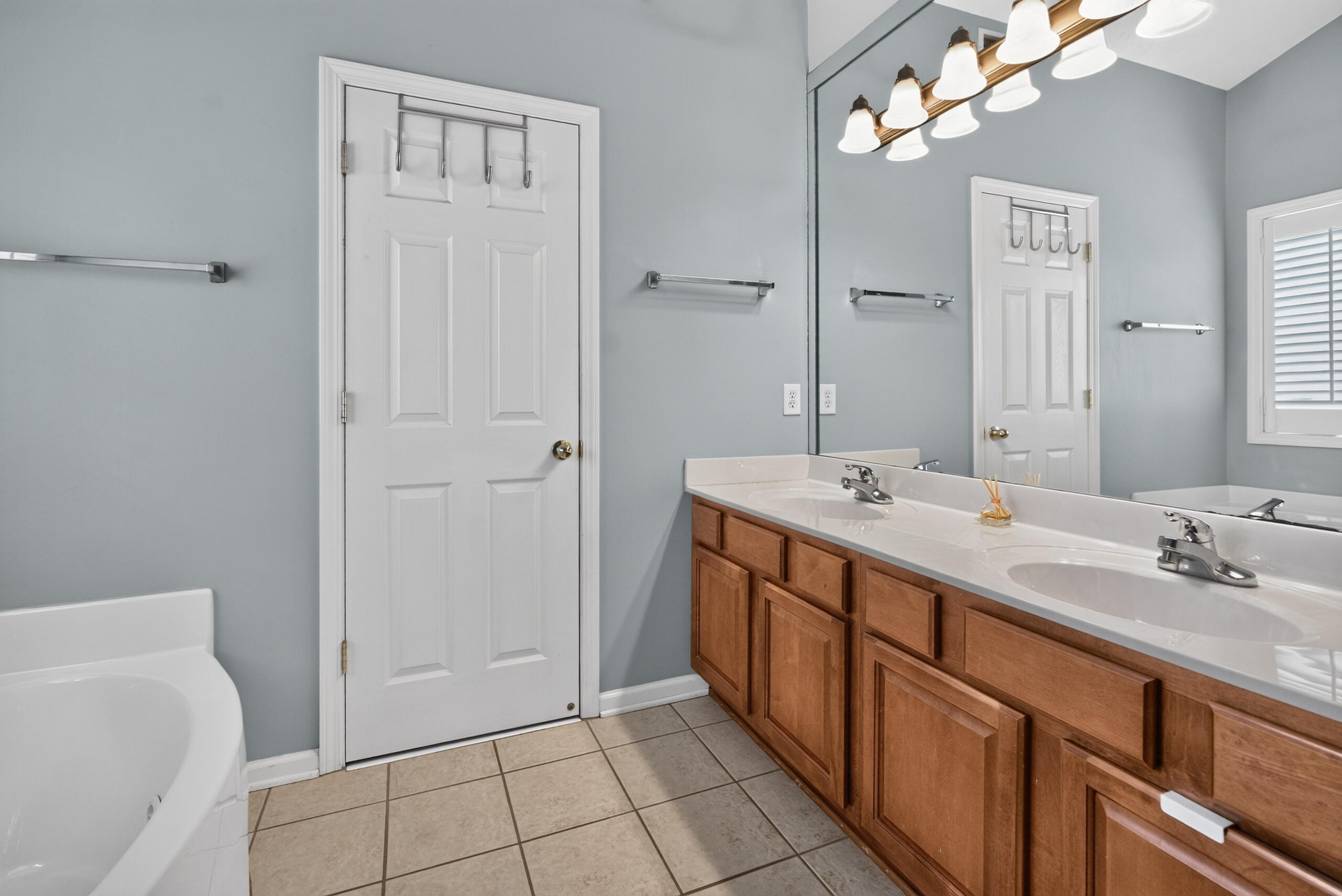 925 Seneca Park Property Photo 10