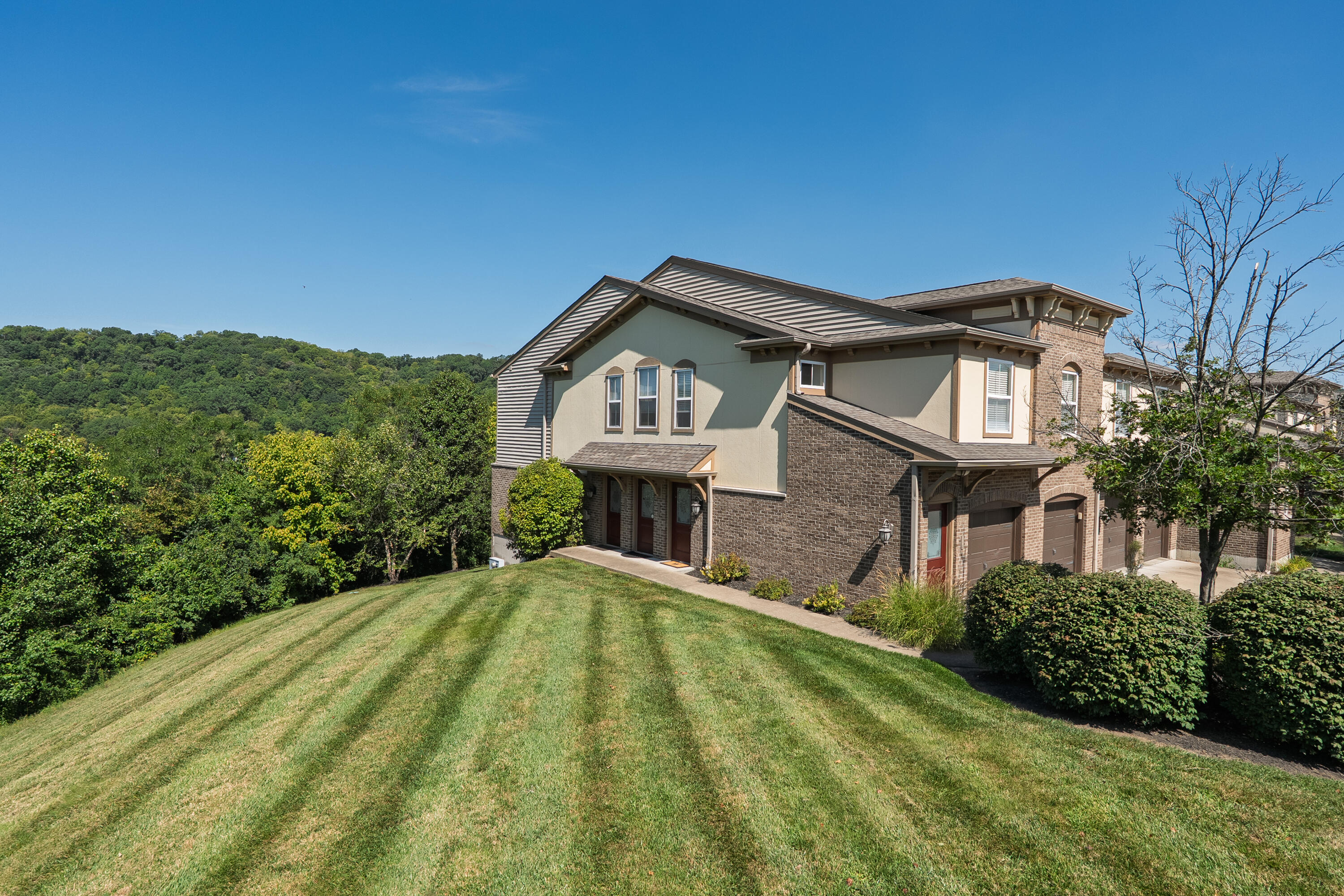 2229 Rolling Hills Drive Property Photo 2
