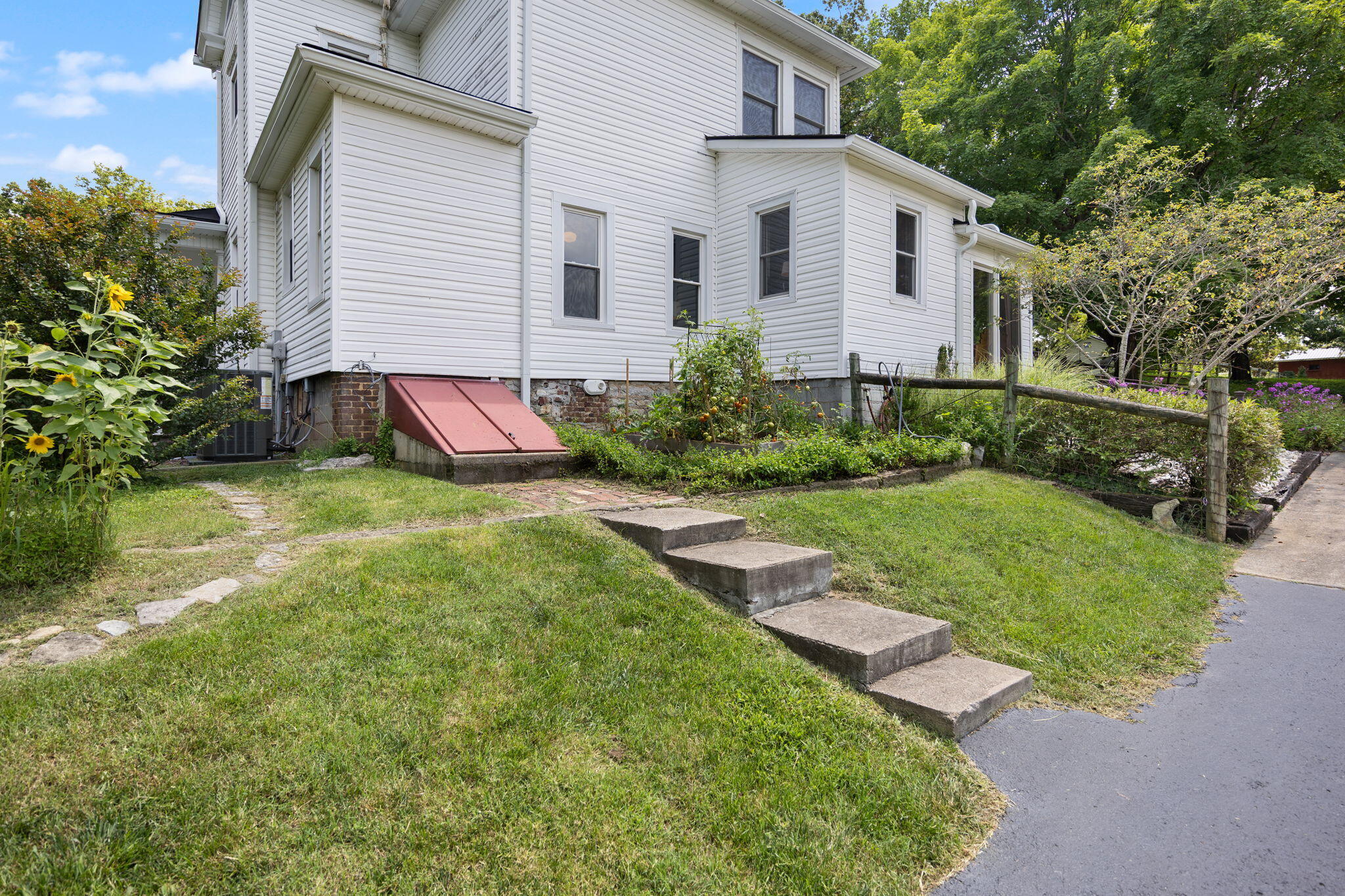 221 Somerset Street Property Photo 38