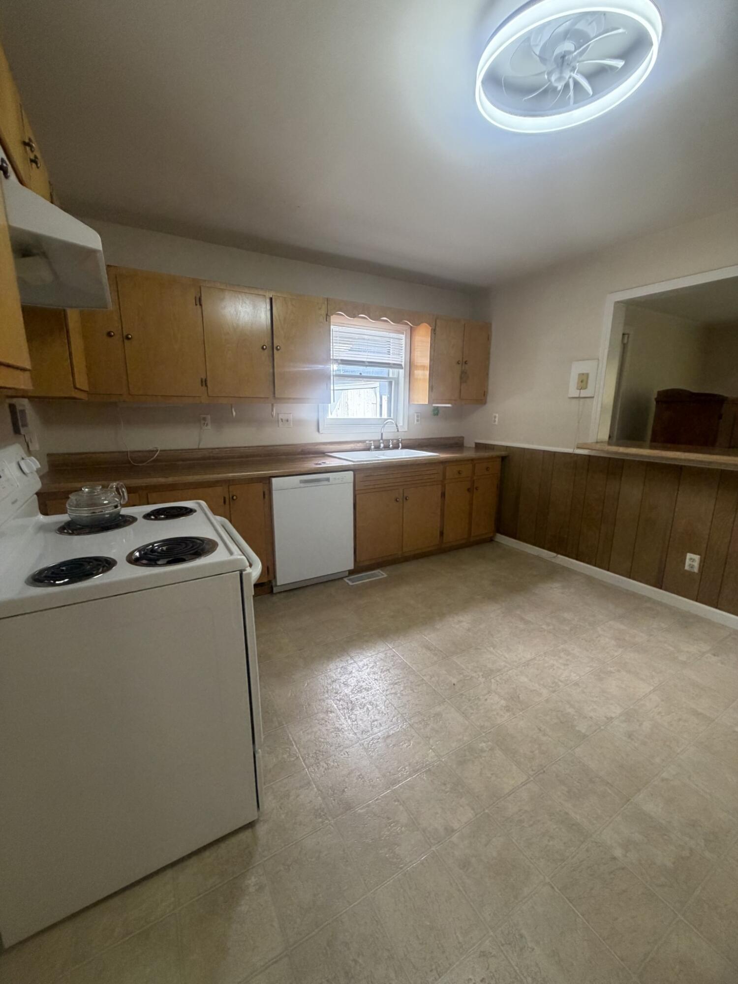 406 Crestview Drive Property Photo 8