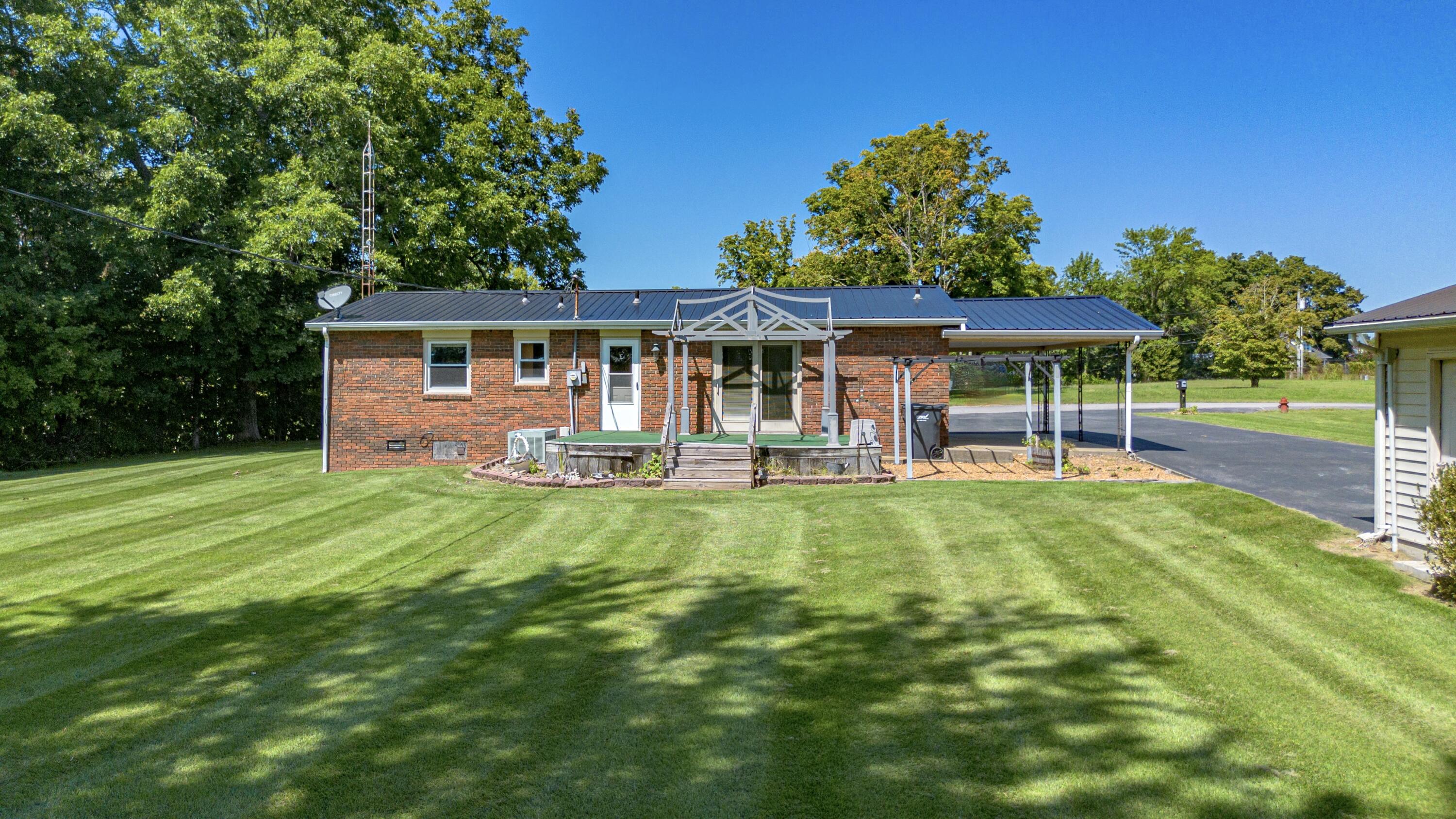 628 W Elm Street Property Photo 4