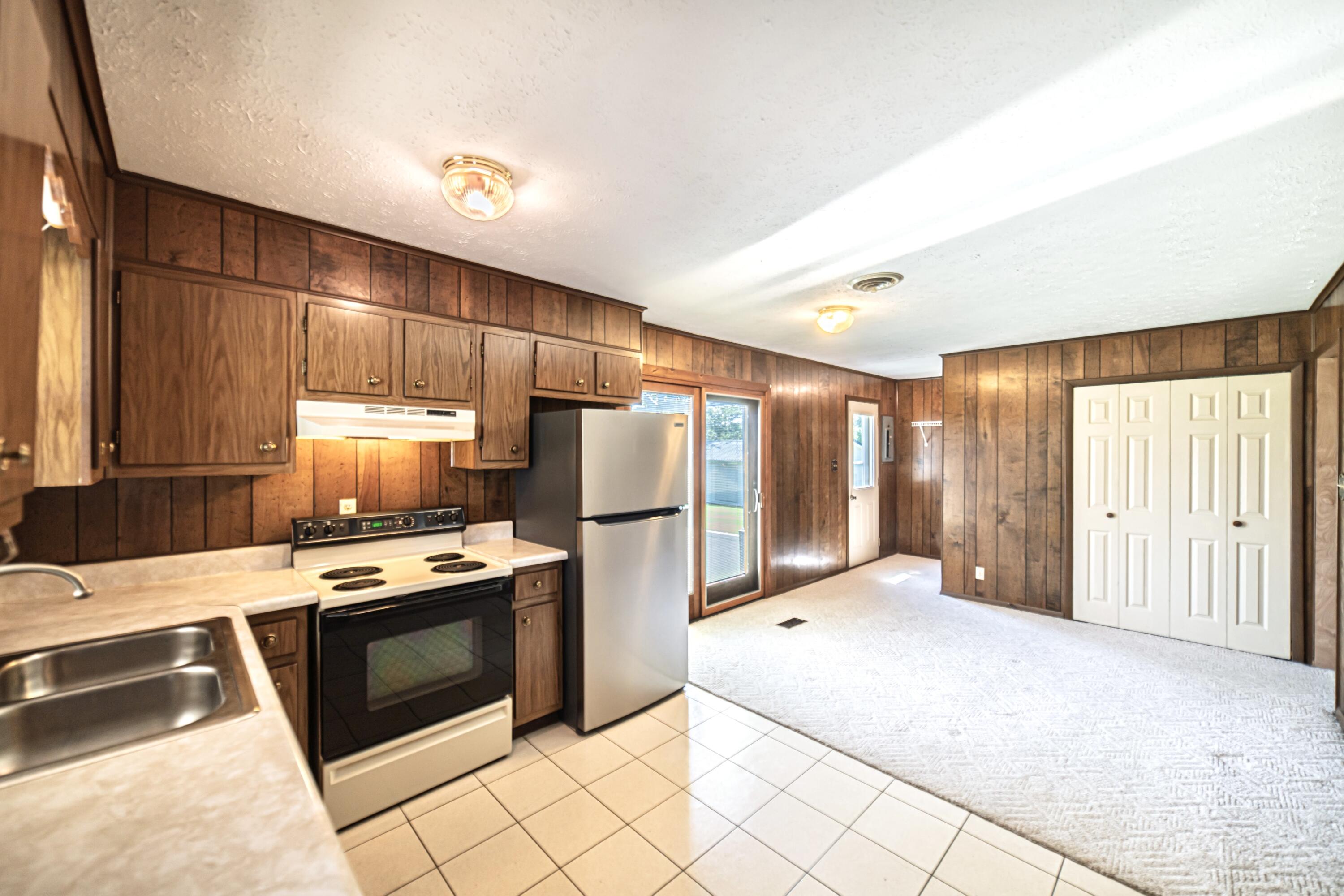 628 W Elm Street Property Photo 8