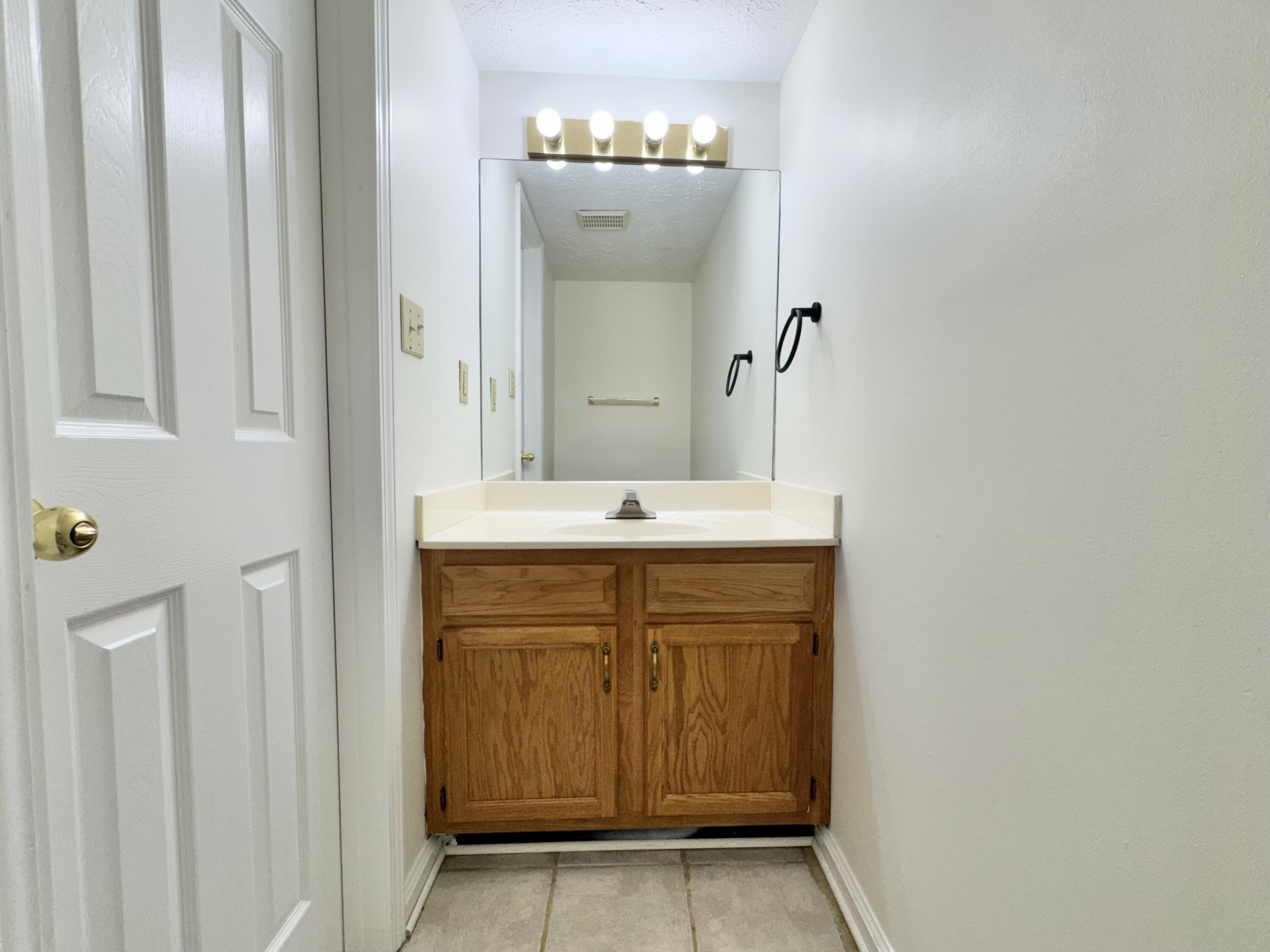 1100 Horsemans Lane 39 Property Photo 10