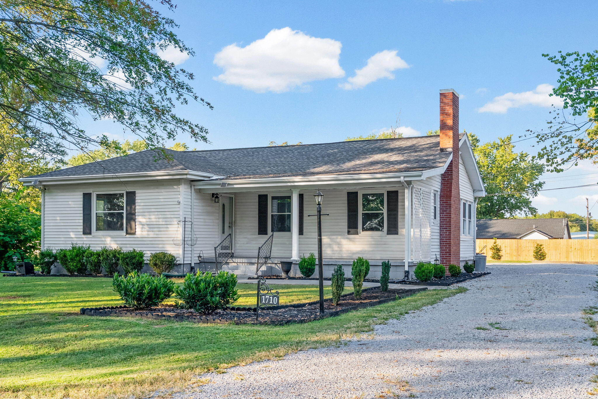1710 Parkview Drive Property Photo 1