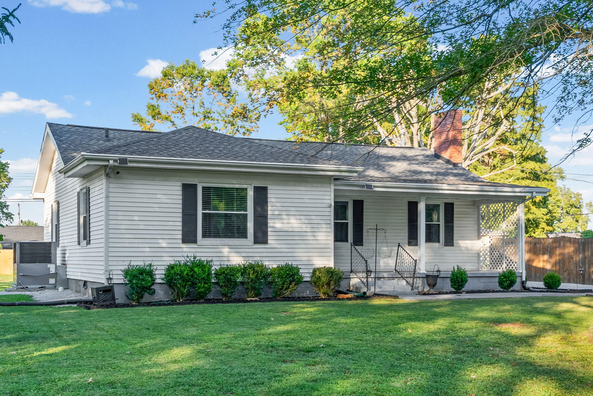 1710 Parkview Drive Property Photo 3