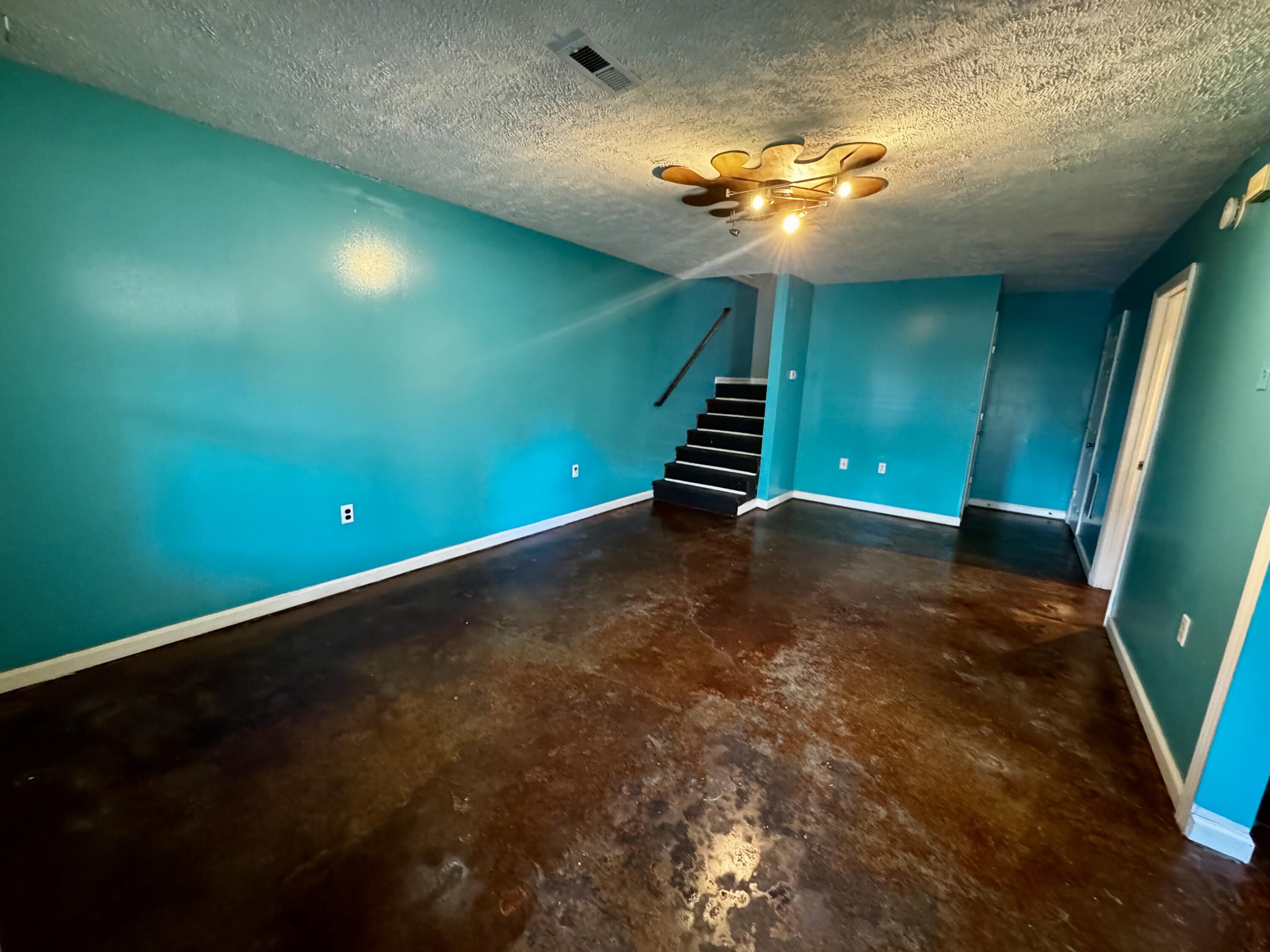 555 N Limestone A Property Photo 4
