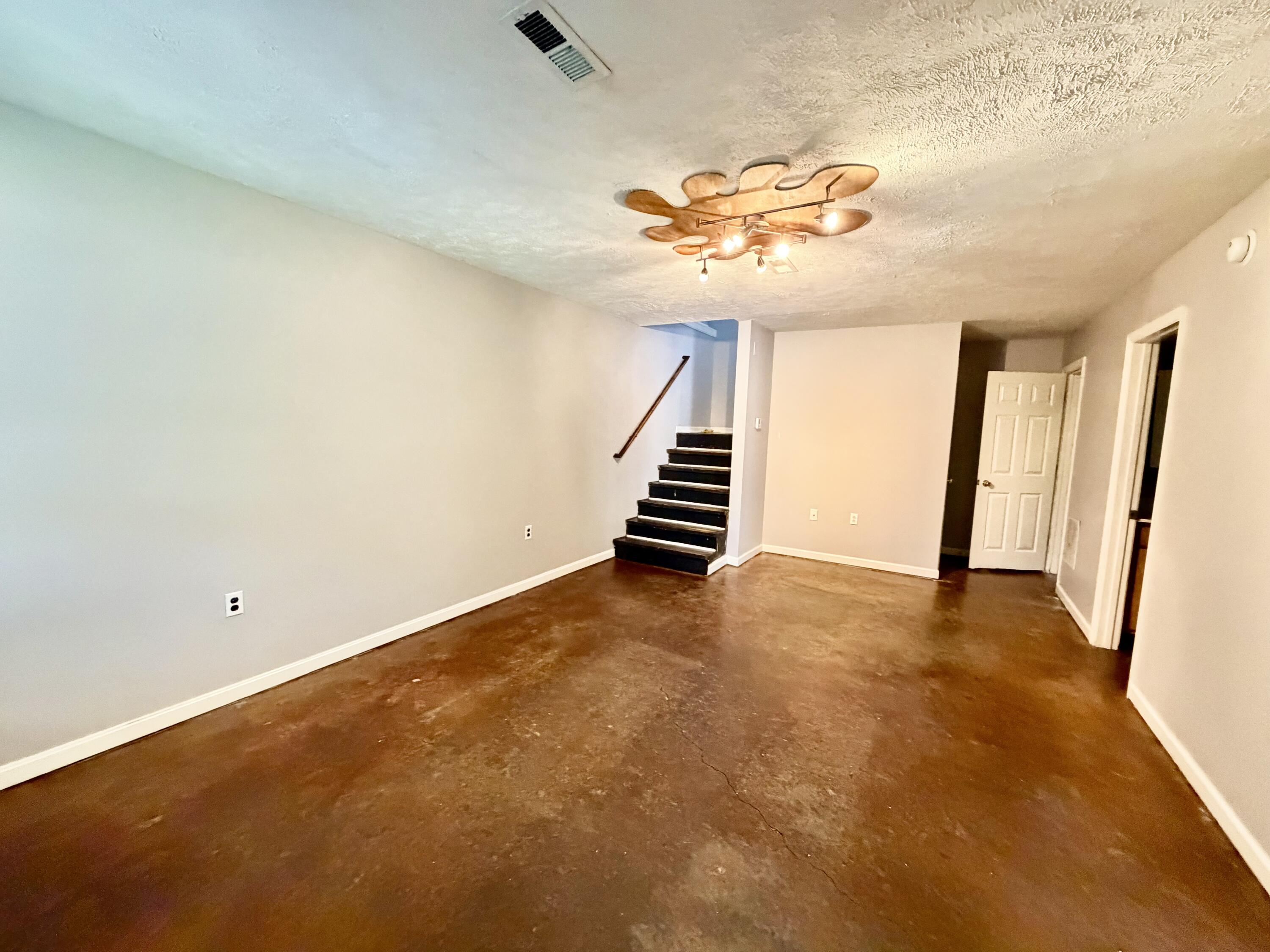 555 N Limestone A Property Photo 4