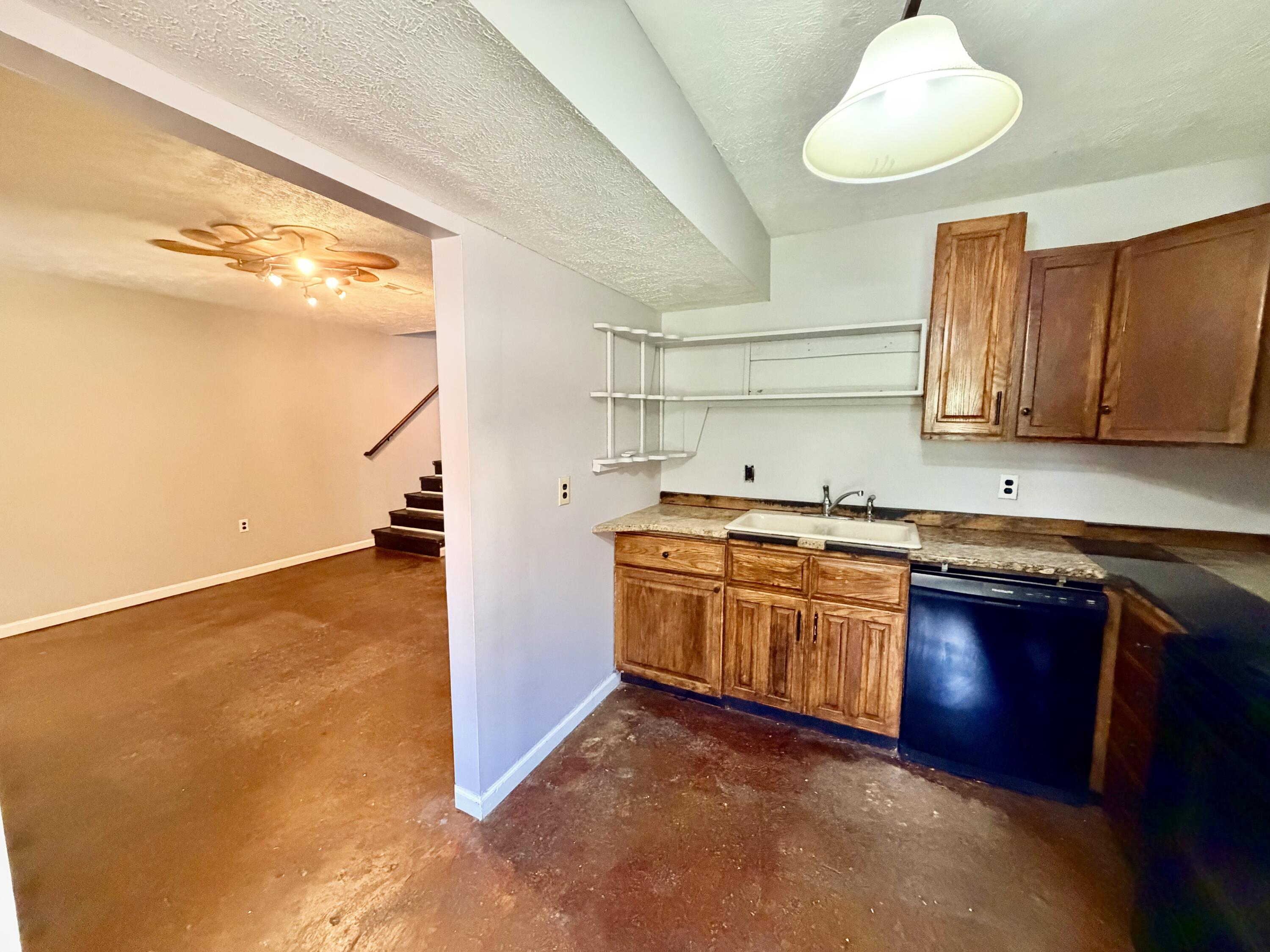 555 N Limestone A Property Photo 5