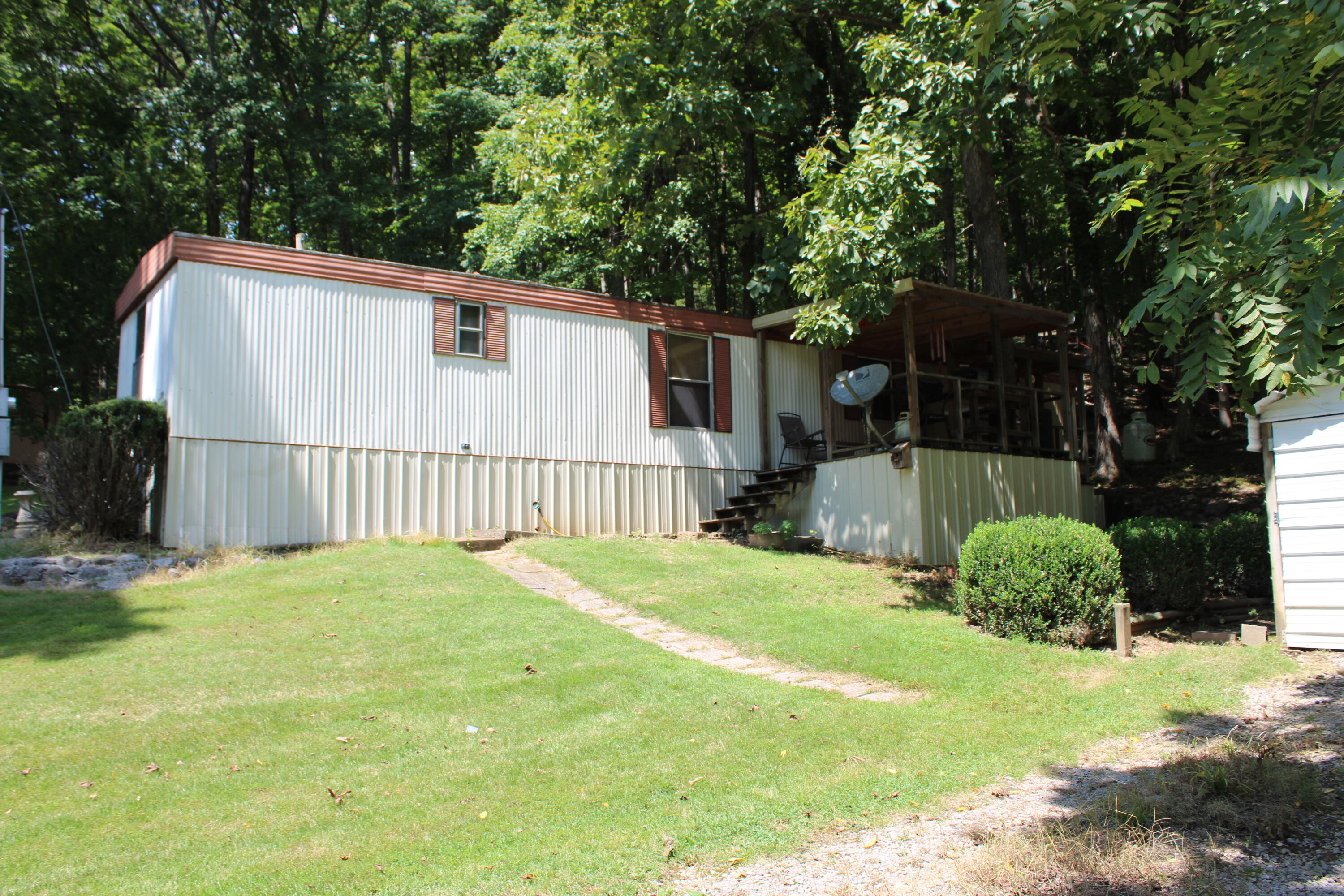 100 Robin Lane Property Photo 1