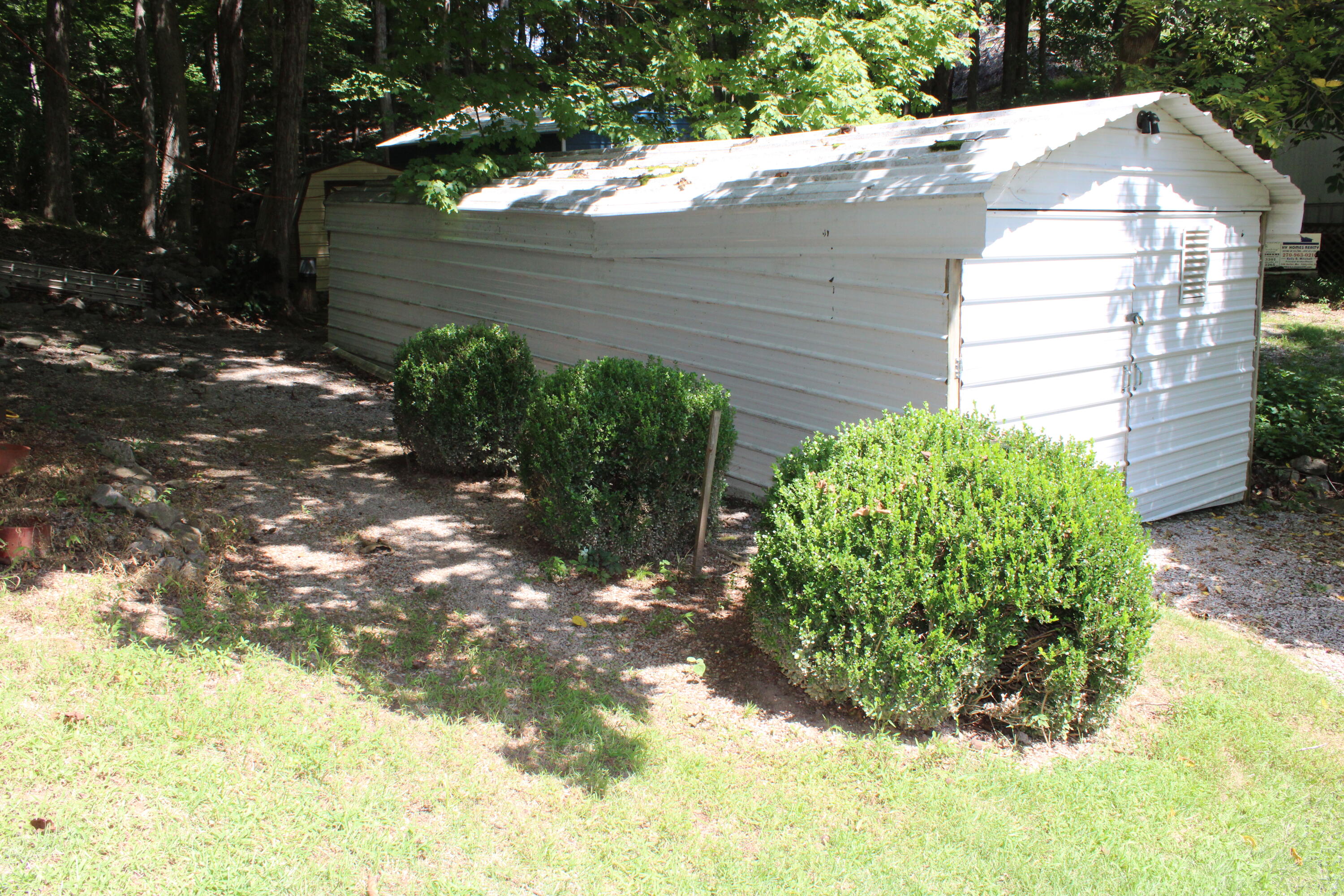 100 Robin Lane Property Photo 3