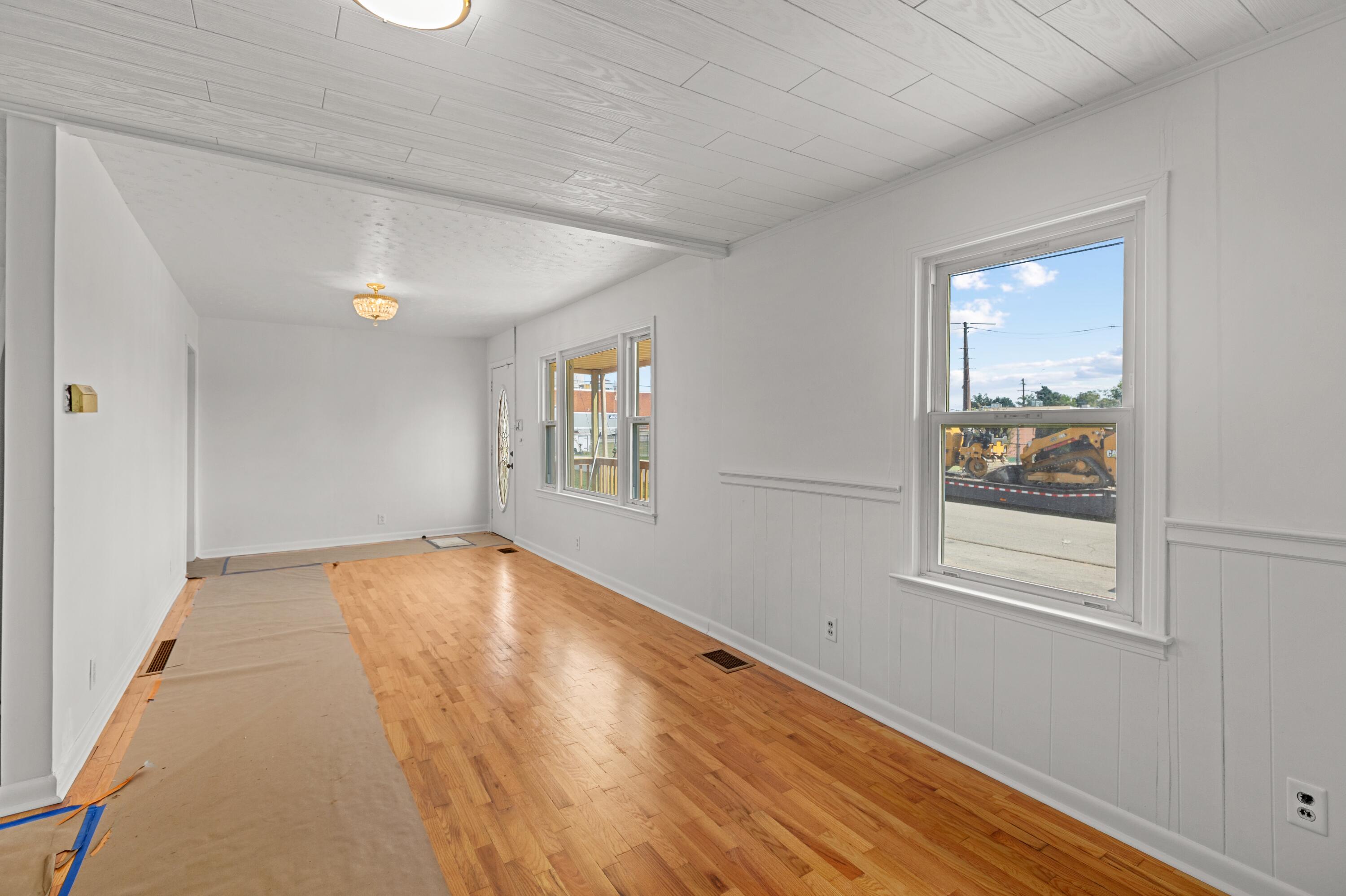 323 1/2 Lincoln Street Property Photo 3