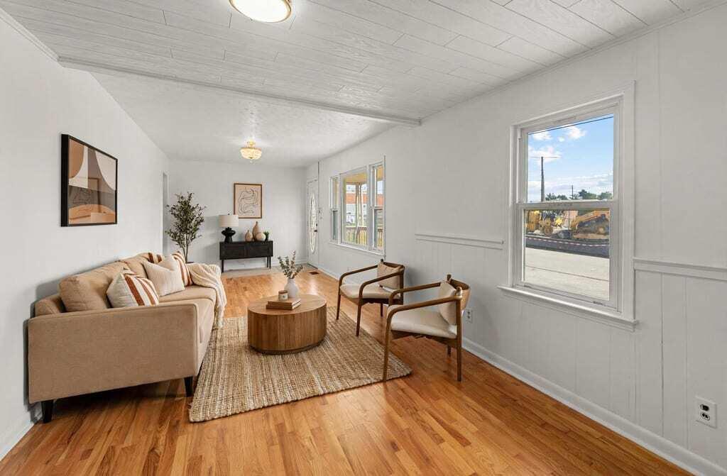 323 1/2 Lincoln Street Property Photo 4