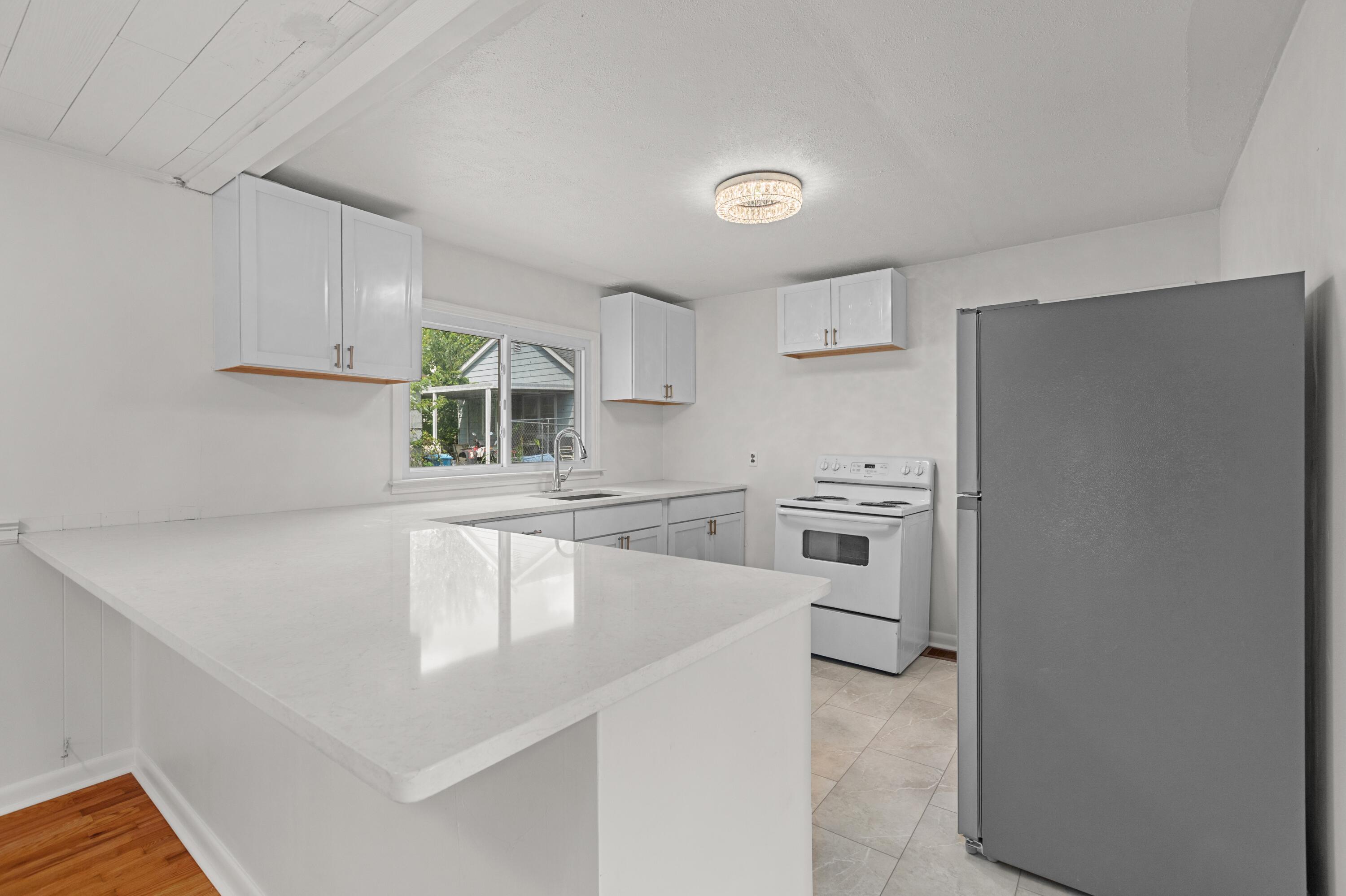 323 1/2 Lincoln Street Property Photo 6