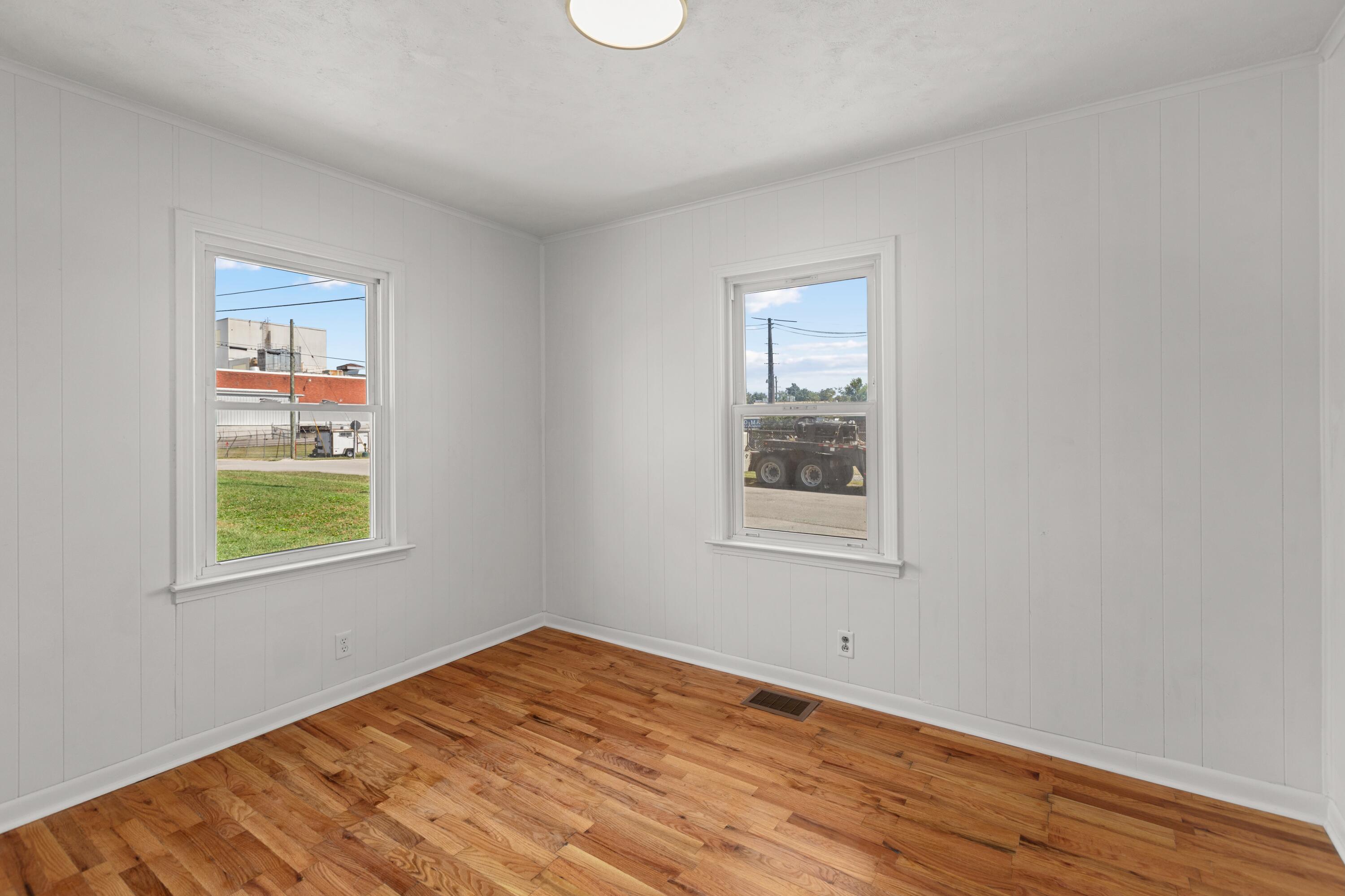 323 1/2 Lincoln Street Property Photo 12