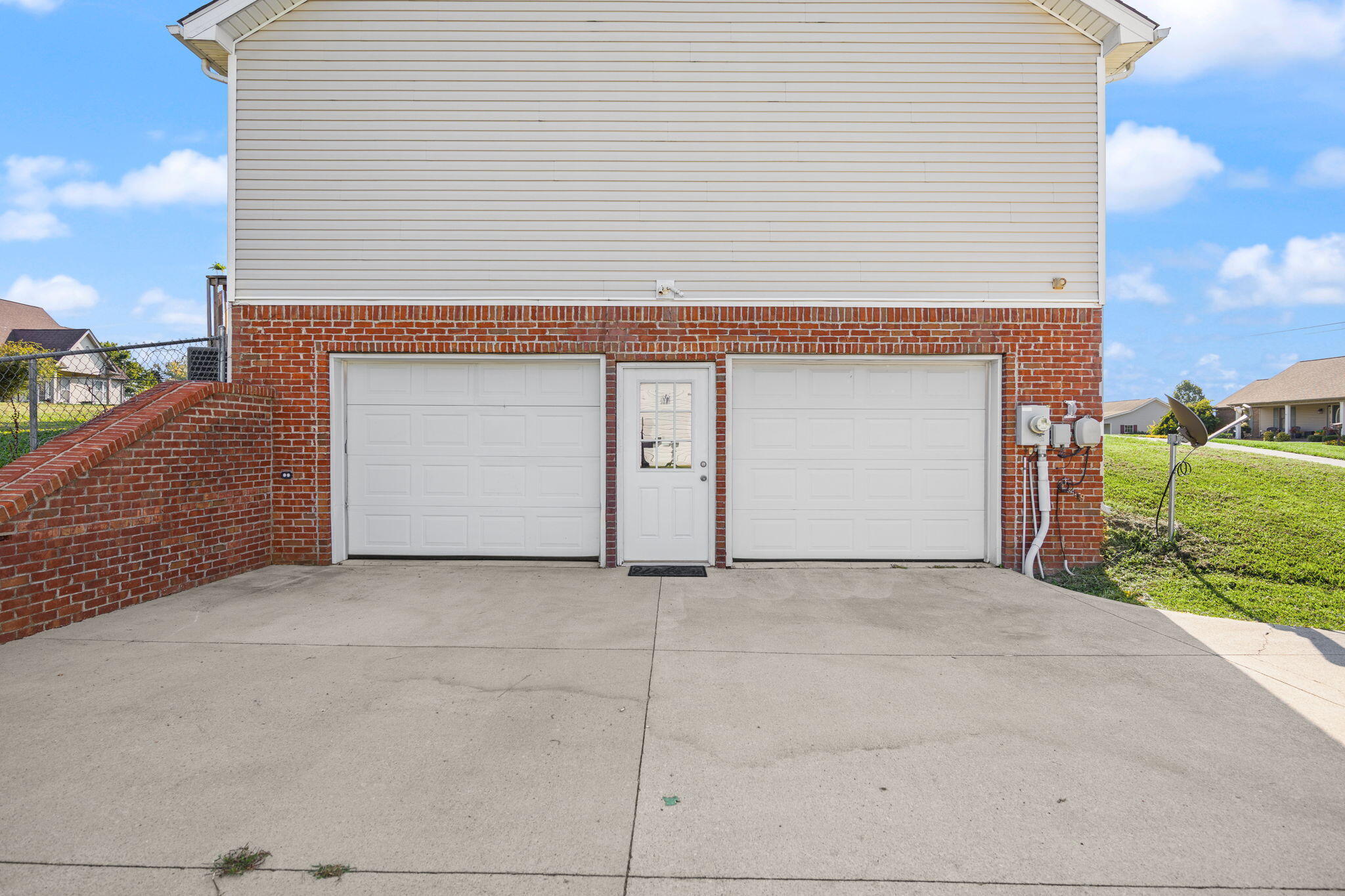 176 Surrey Way Property Photo 7