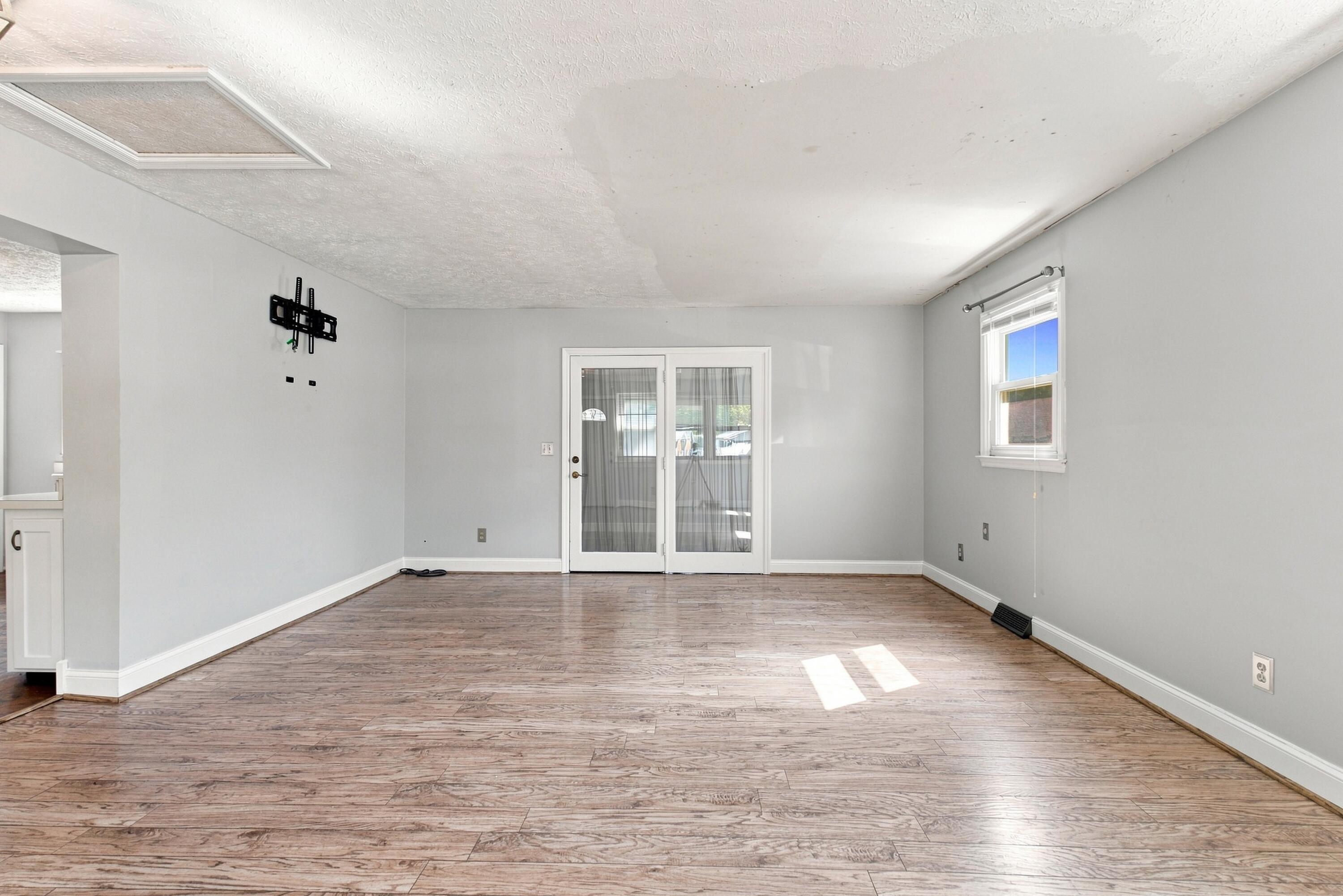 2432 La Rochelle Road Property Photo 4
