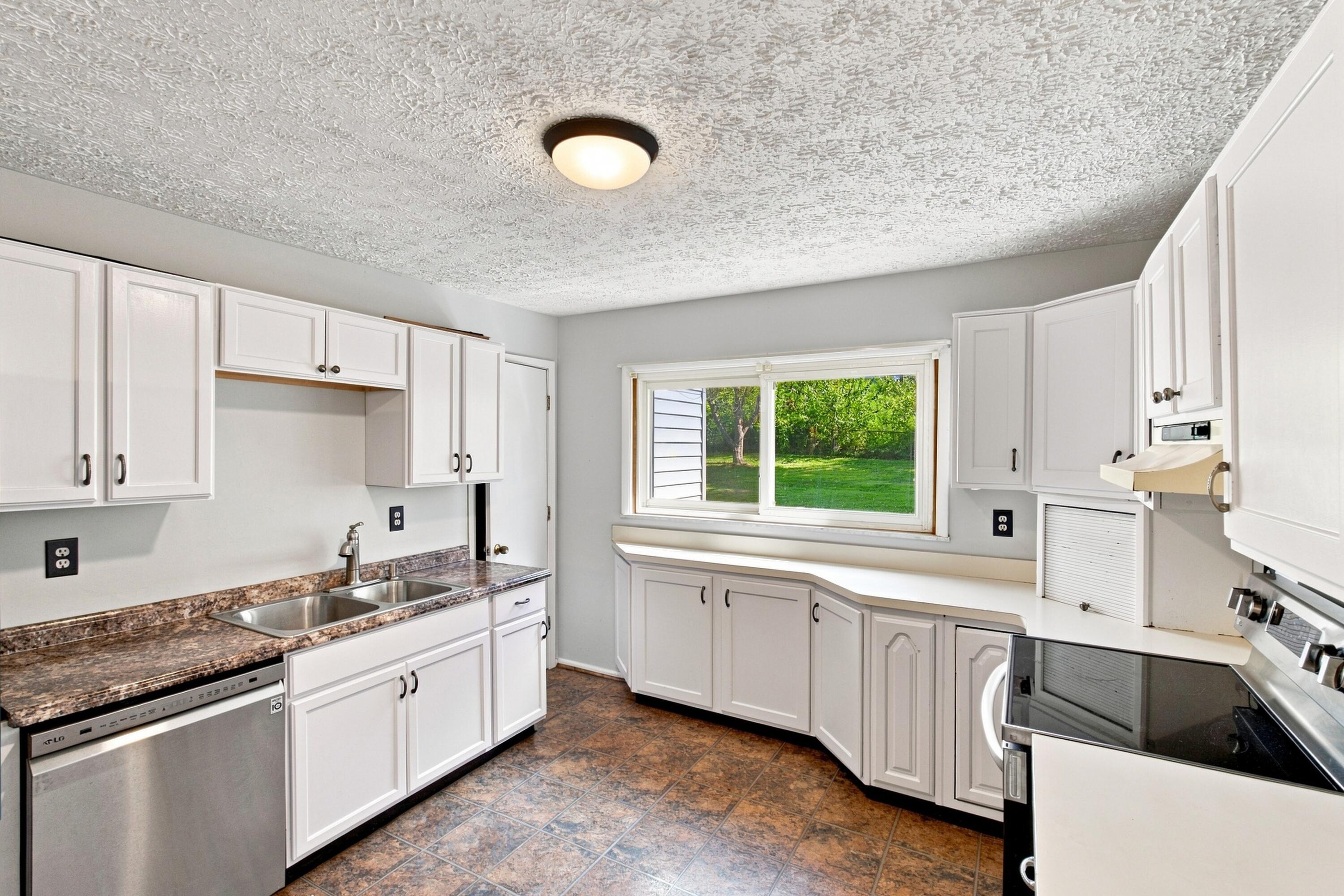 2432 La Rochelle Road Property Photo 10
