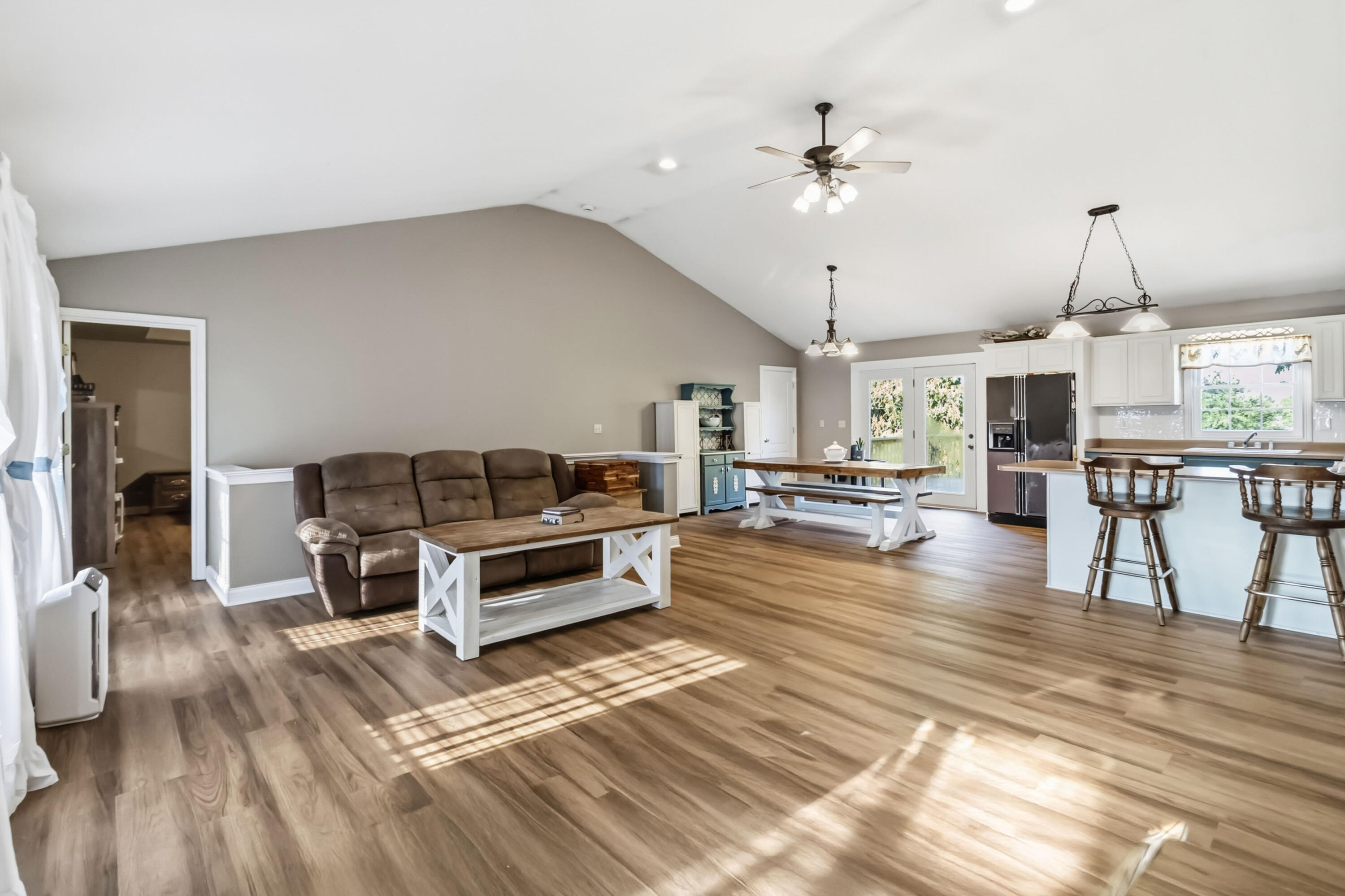 415 Country Drive Property Photo 4