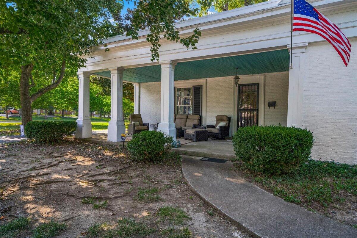 416 E Main Street Property Photo 4