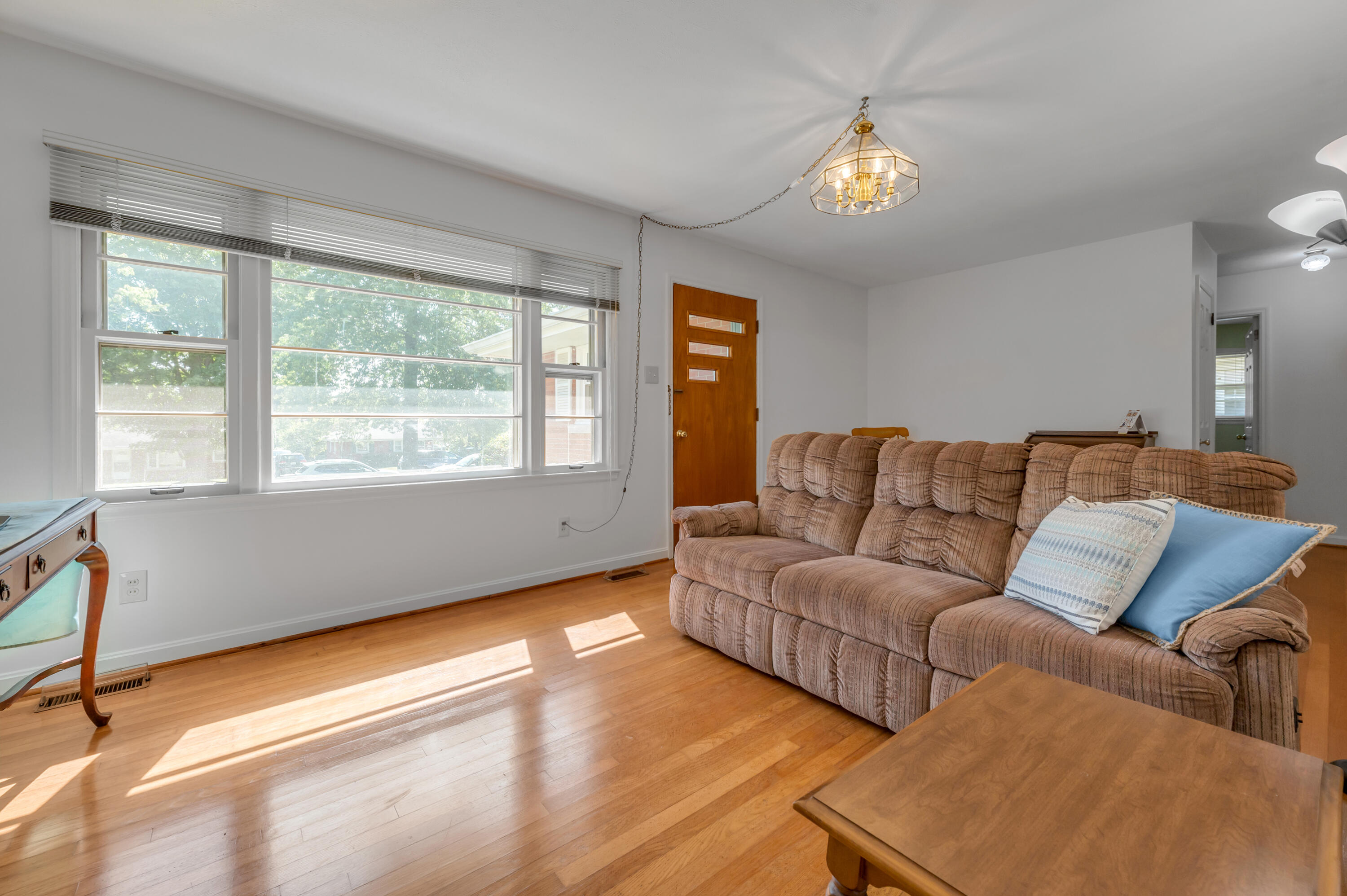 2453 Eastway Drive Property Photo 3
