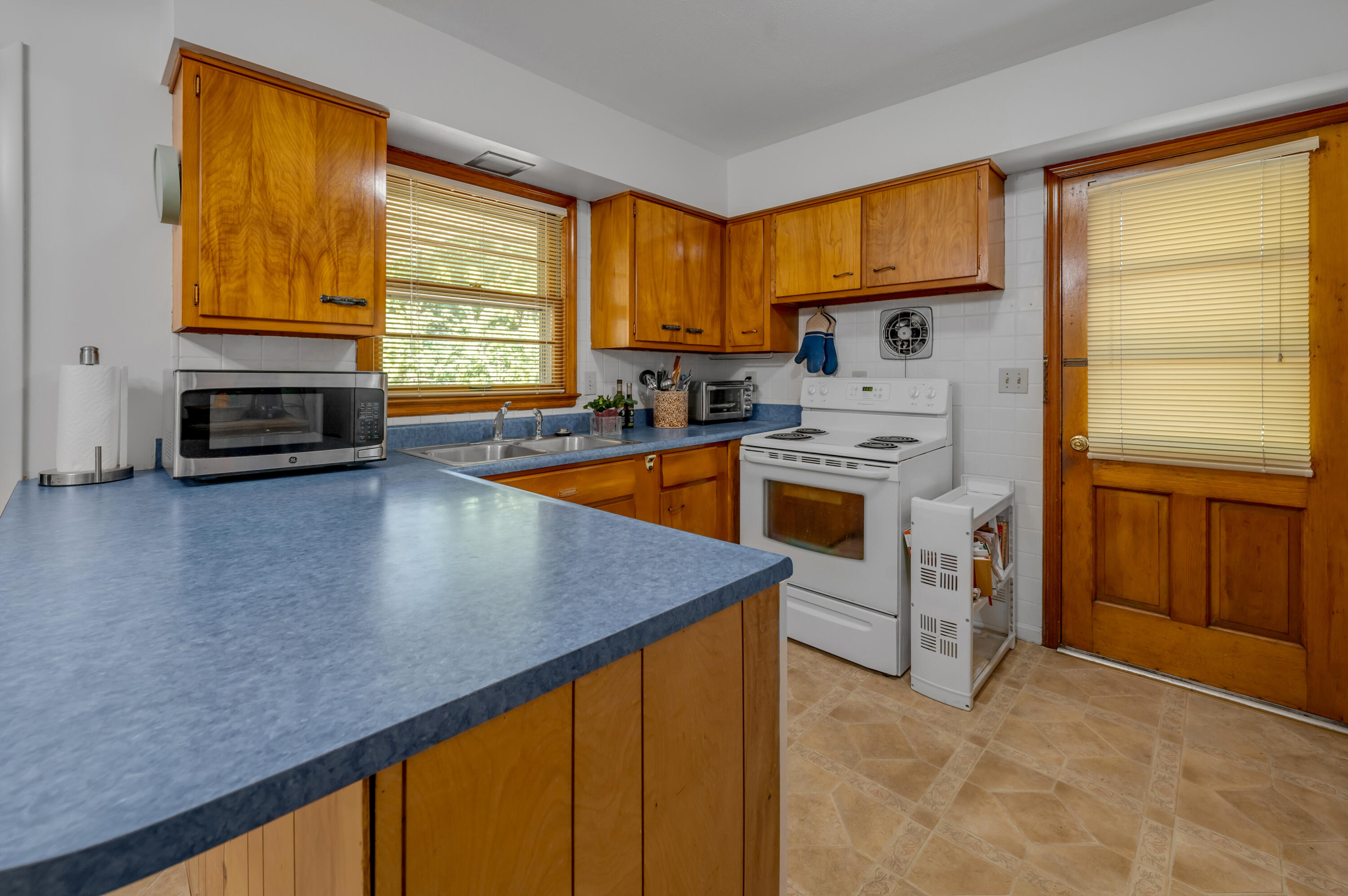 2453 Eastway Drive Property Photo 8