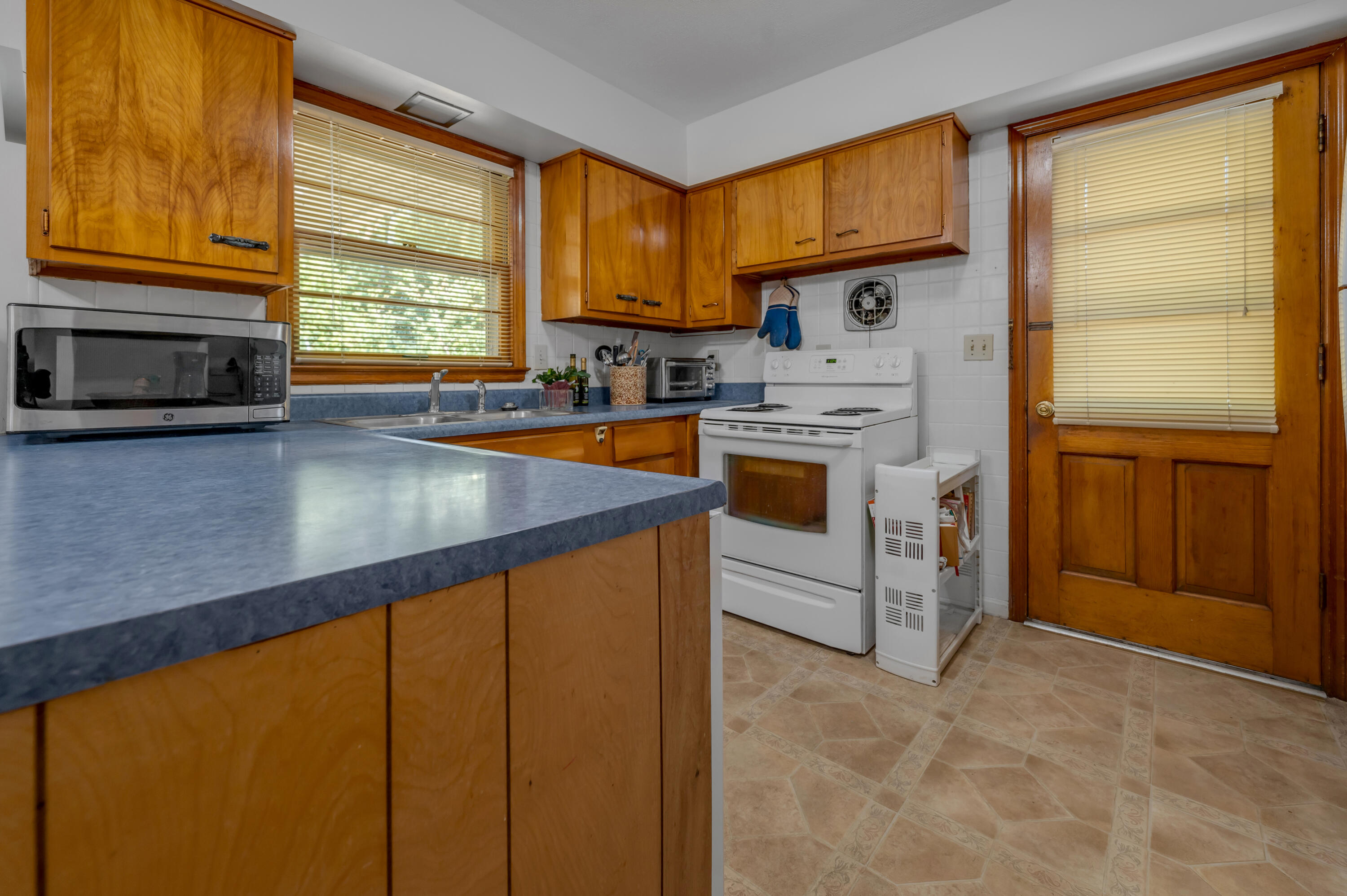 2453 Eastway Drive Property Photo 11