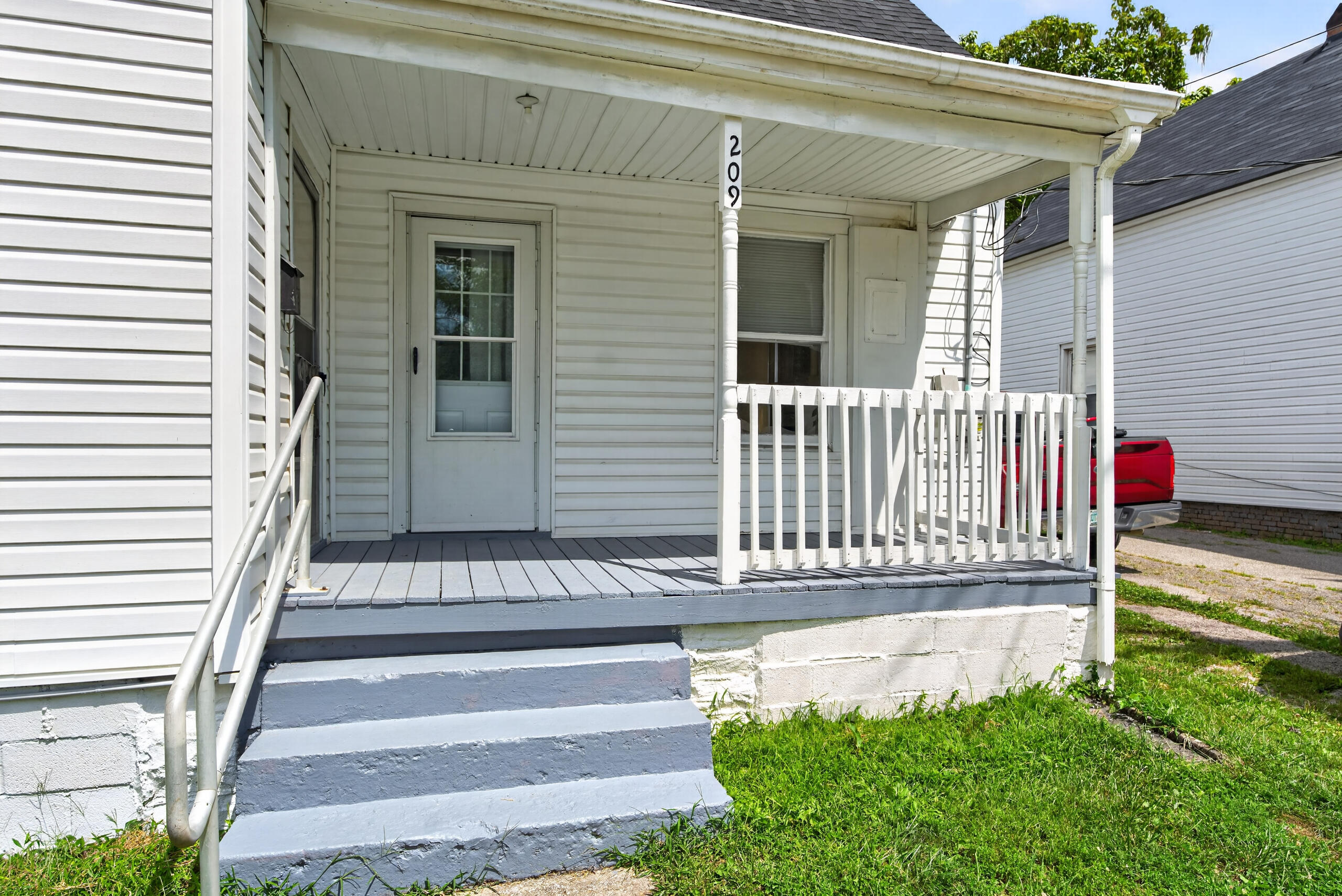 209 E Washington Street Property Photo 3