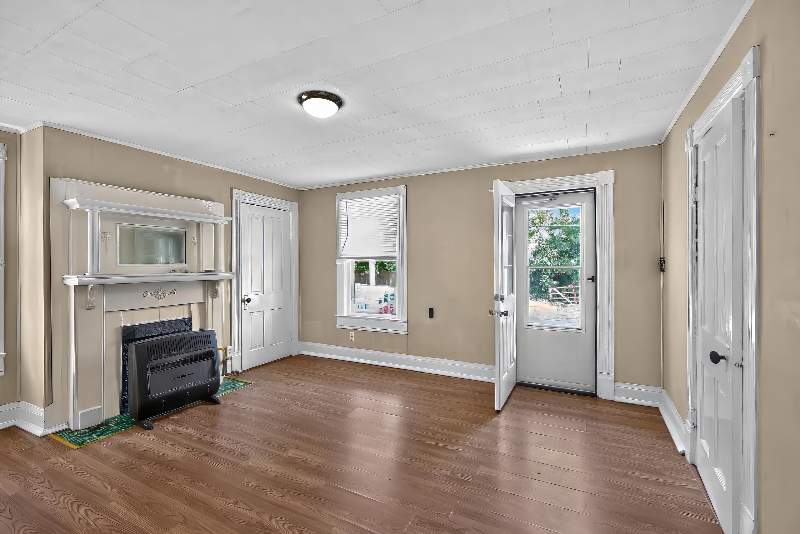 209 E Washington Street Property Photo 5