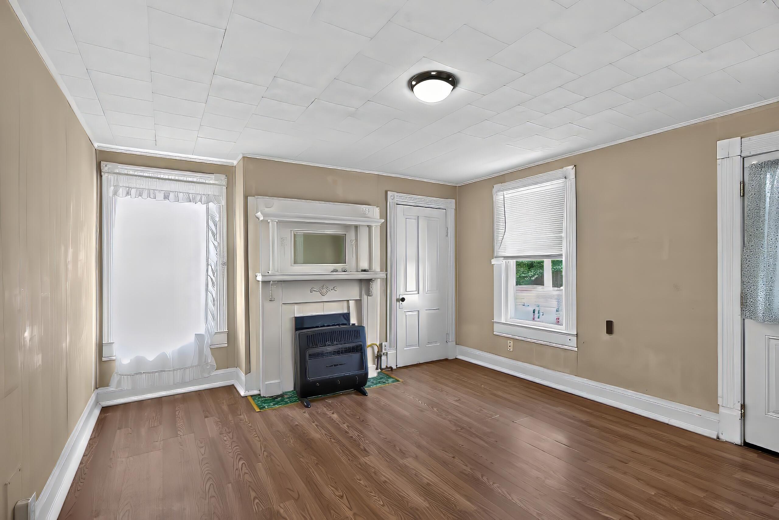 209 E Washington Street Property Photo 6