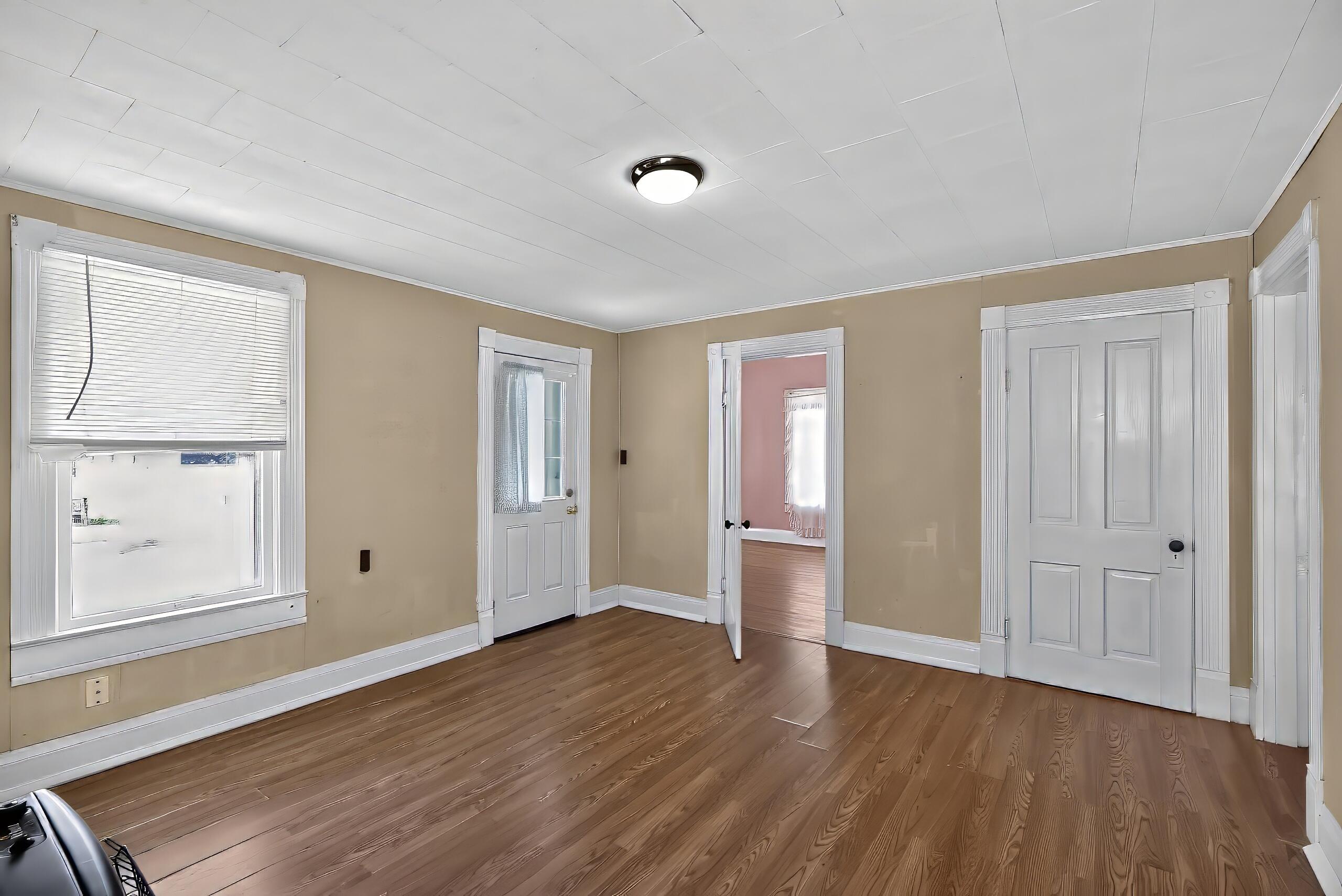 209 E Washington Street Property Photo 7