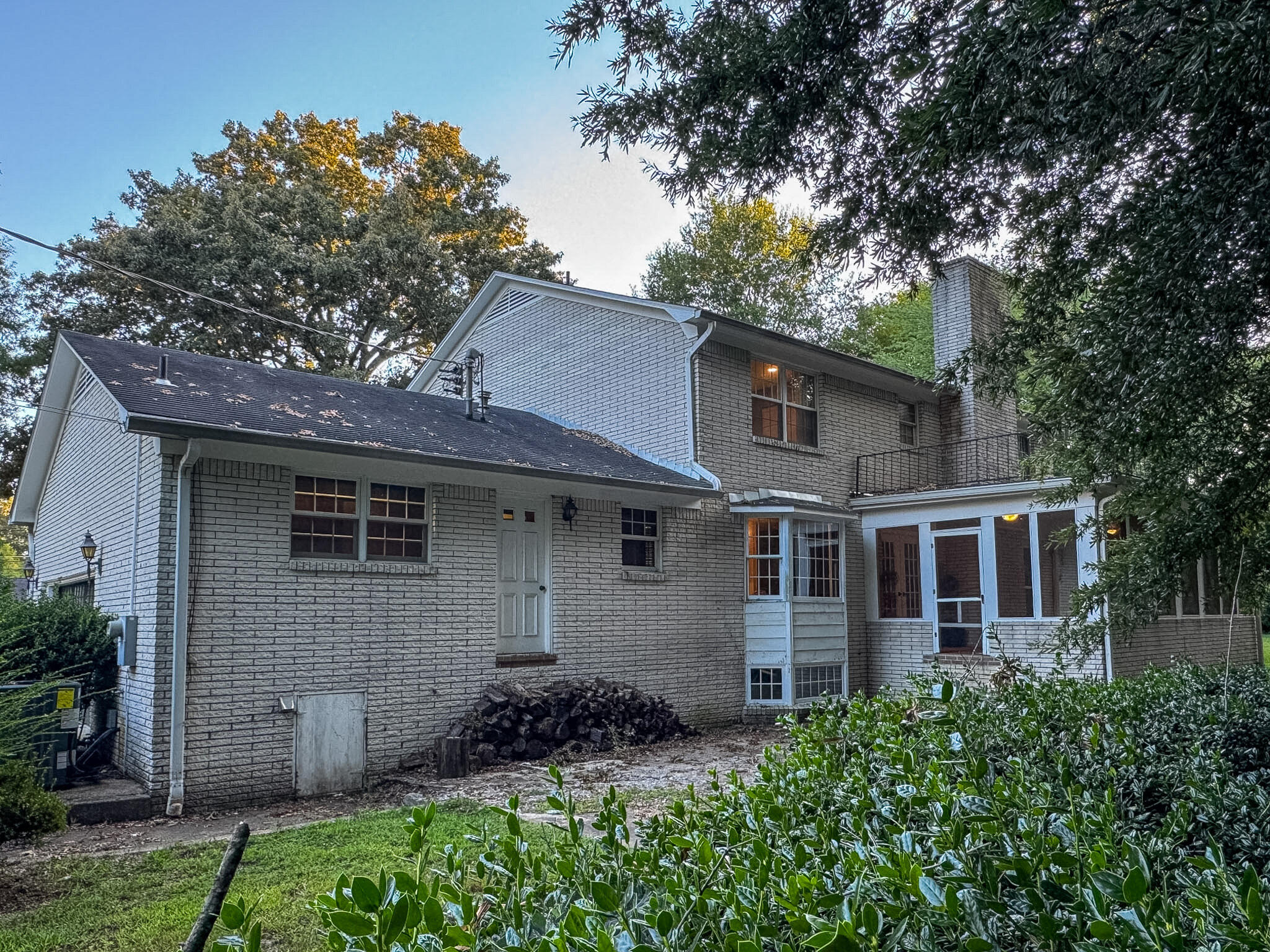 721 E College Street Property Photo 6