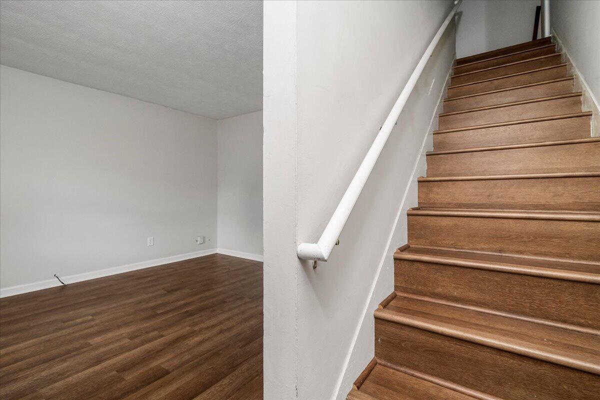 121 Lakeview Drive Property Photo 3
