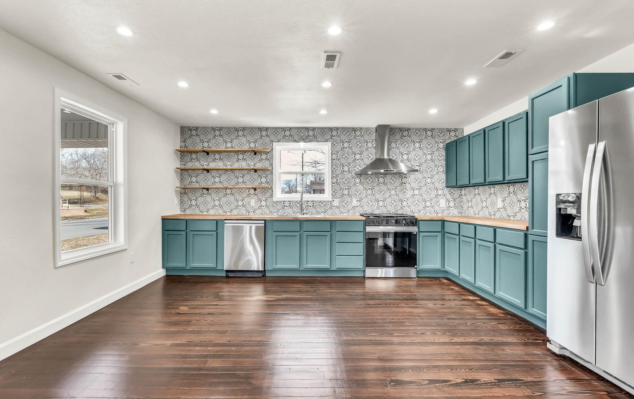 108 E Green Street Property Photo 7