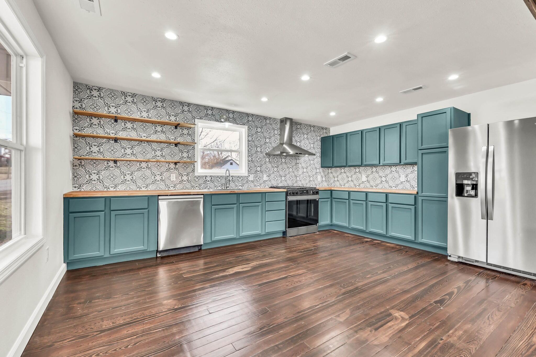 108 E Green Street Property Photo 8