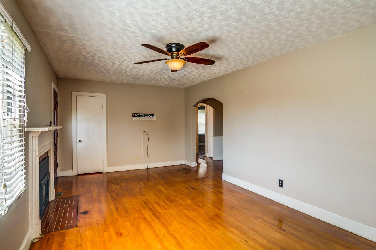 120 Windsor Drive Property Photo 11