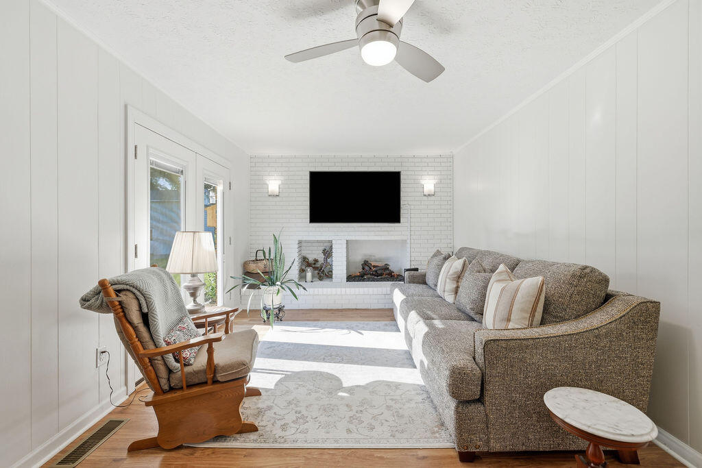 1040 South Gum Springs Road Property Photo 10