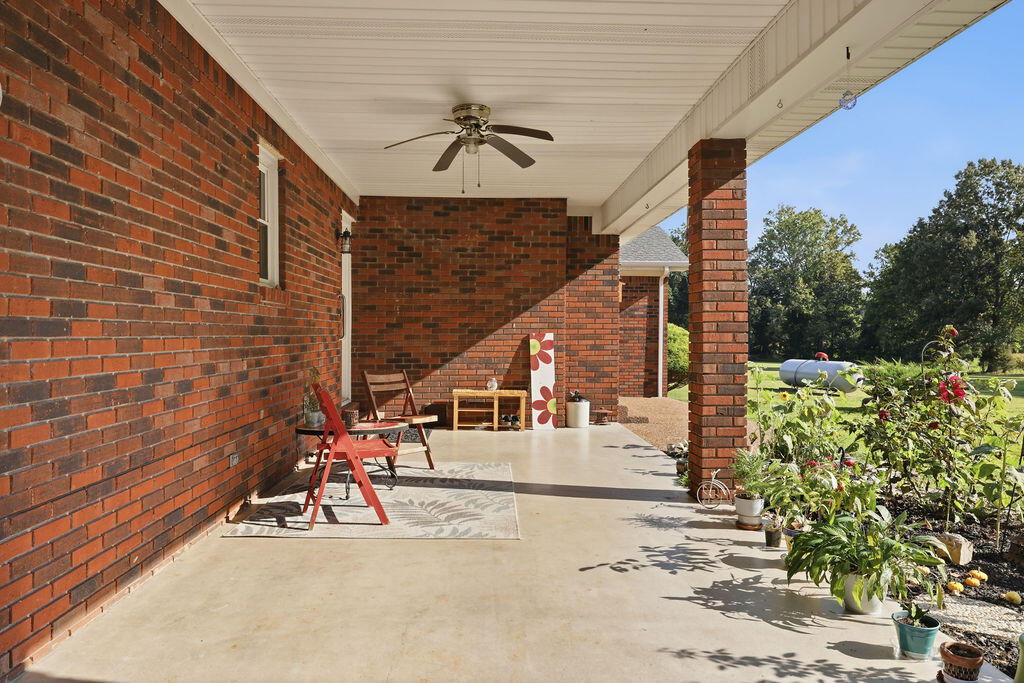 1040 South Gum Springs Road Property Photo 32