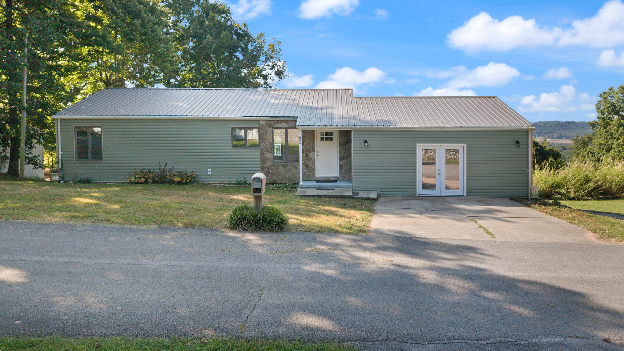 3925 Hickory Hill Drive Property Photo 2