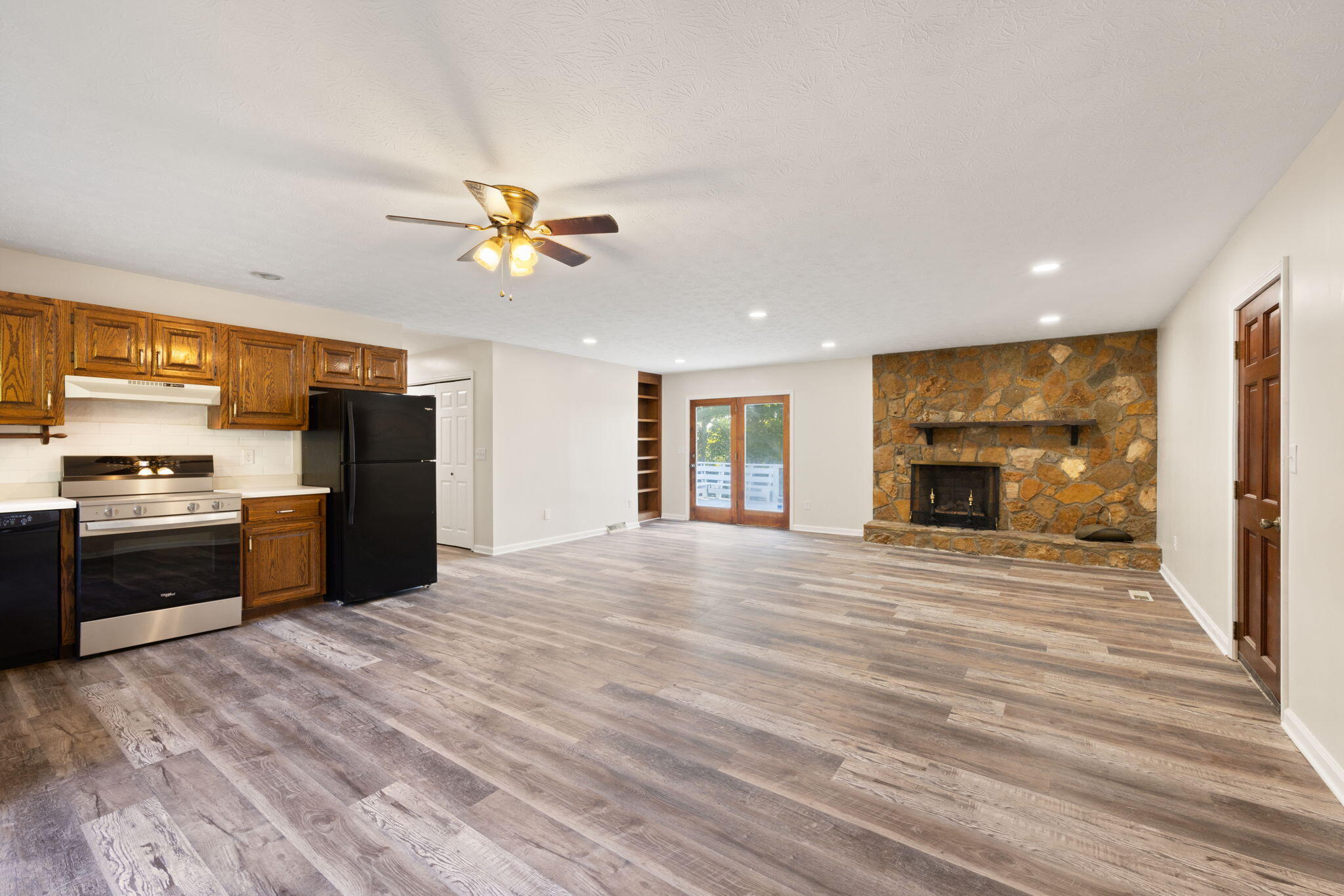 3925 Hickory Hill Drive Property Photo 4