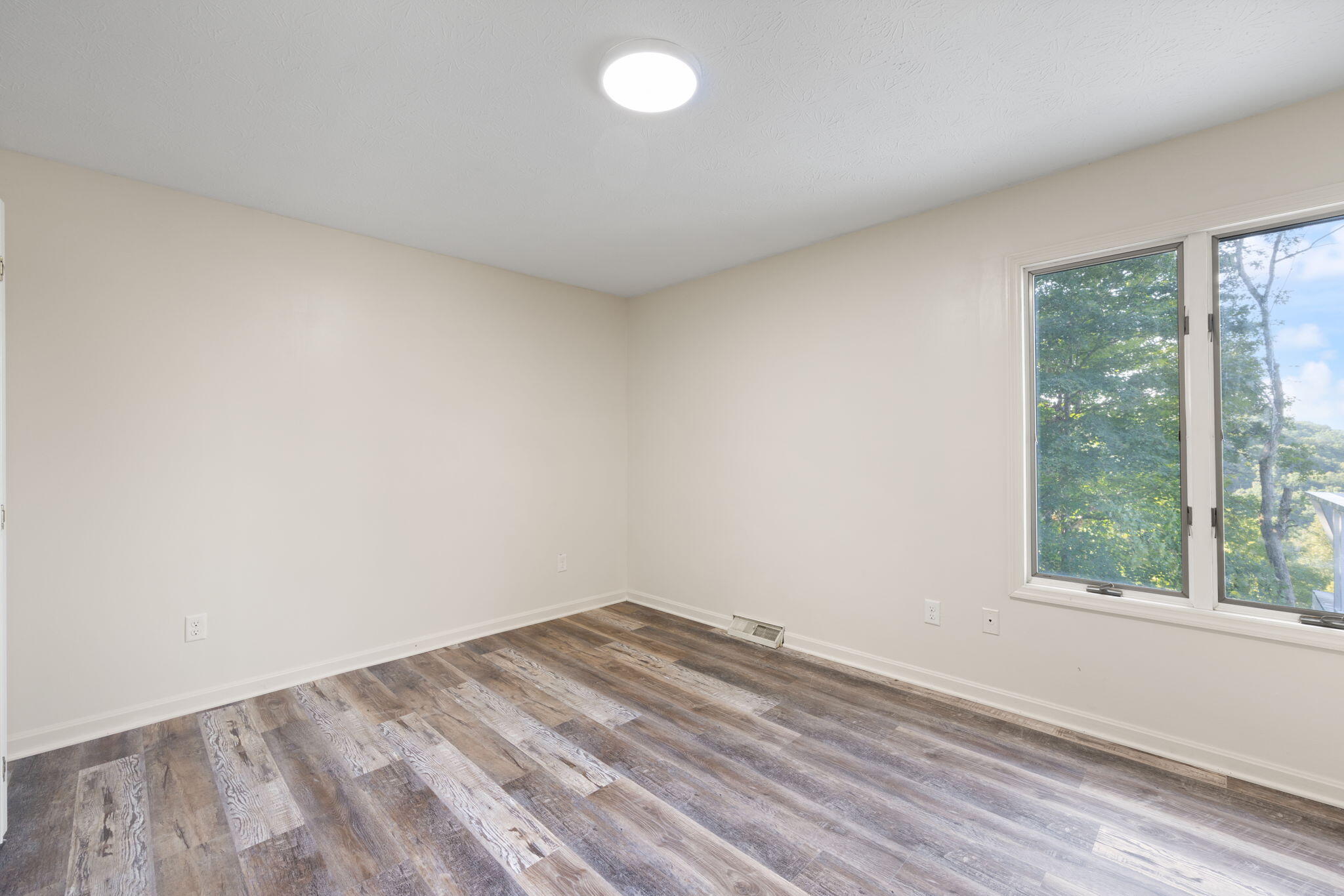 3925 Hickory Hill Drive Property Photo 11