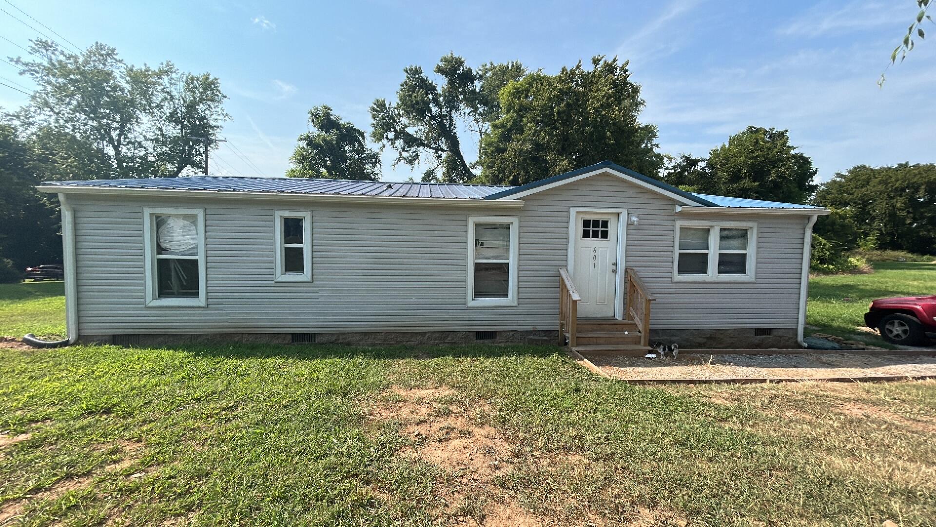 601 Moores Drive Property Photo 1