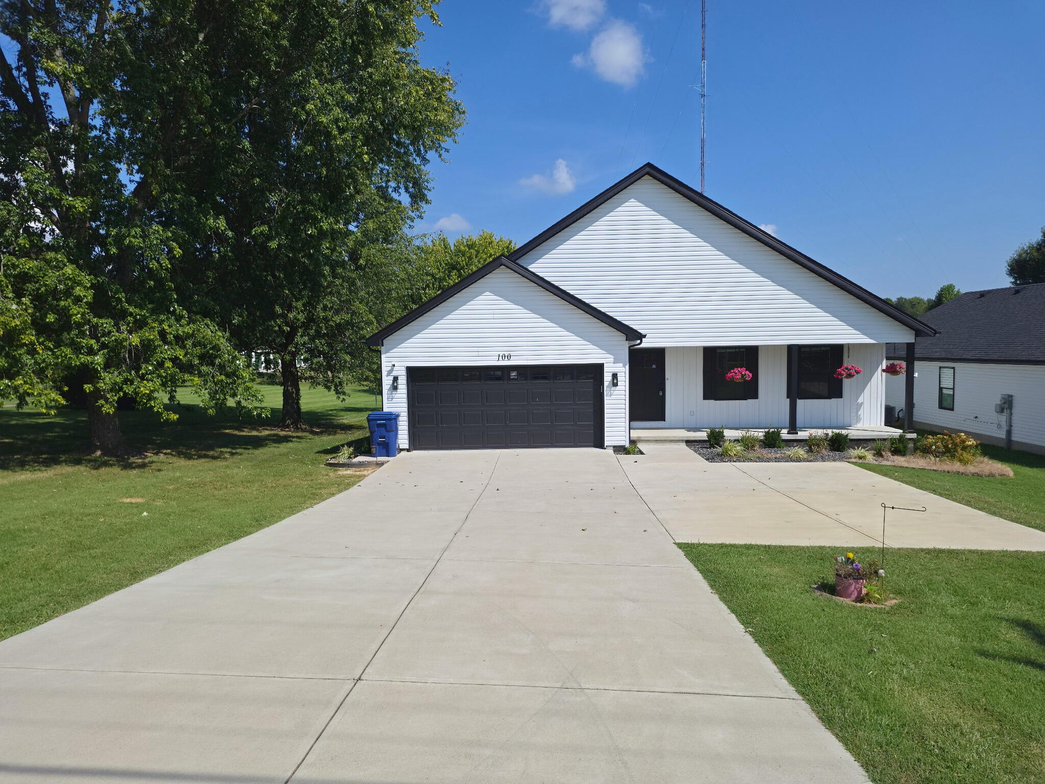 100 Oak Leaf Lane Property Photo 1