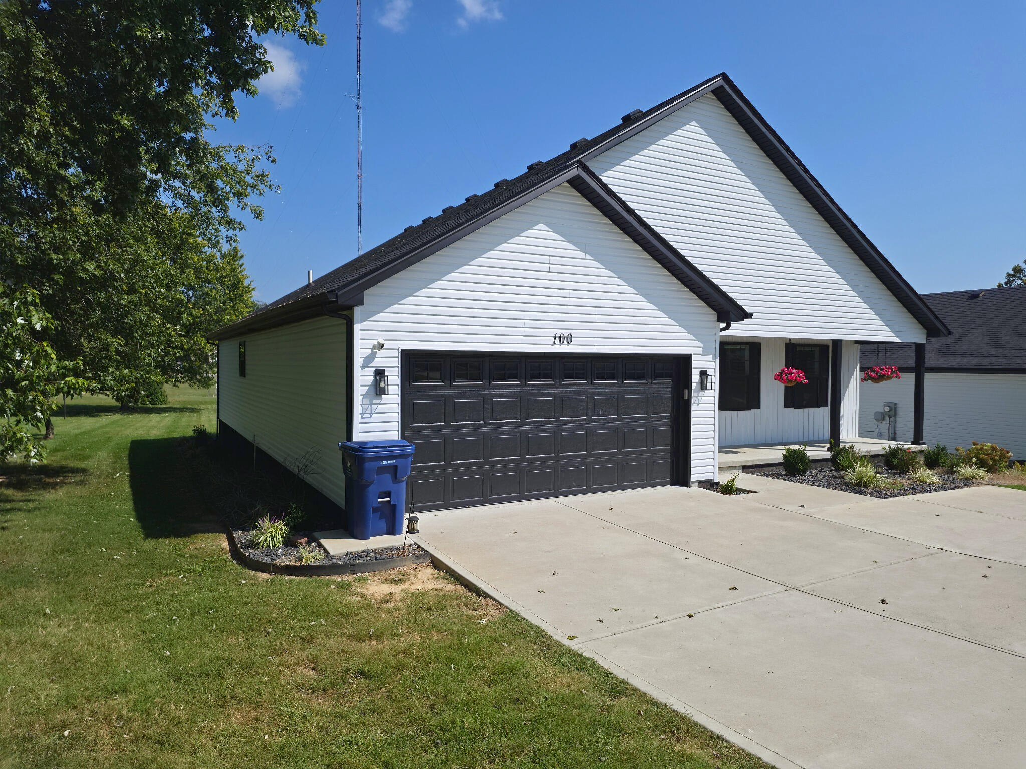 100 Oak Leaf Lane Property Photo 2