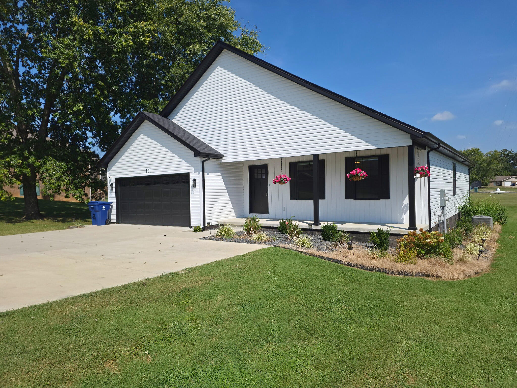 100 Oak Leaf Lane Property Photo 3