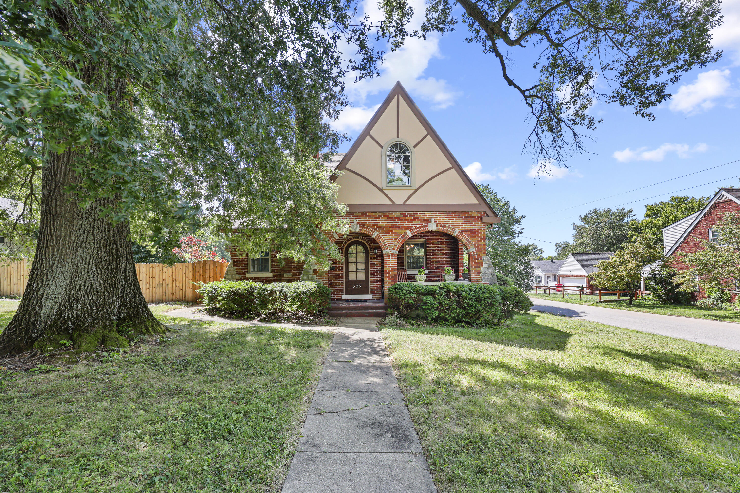 525 E Pike Street Property Photo 1