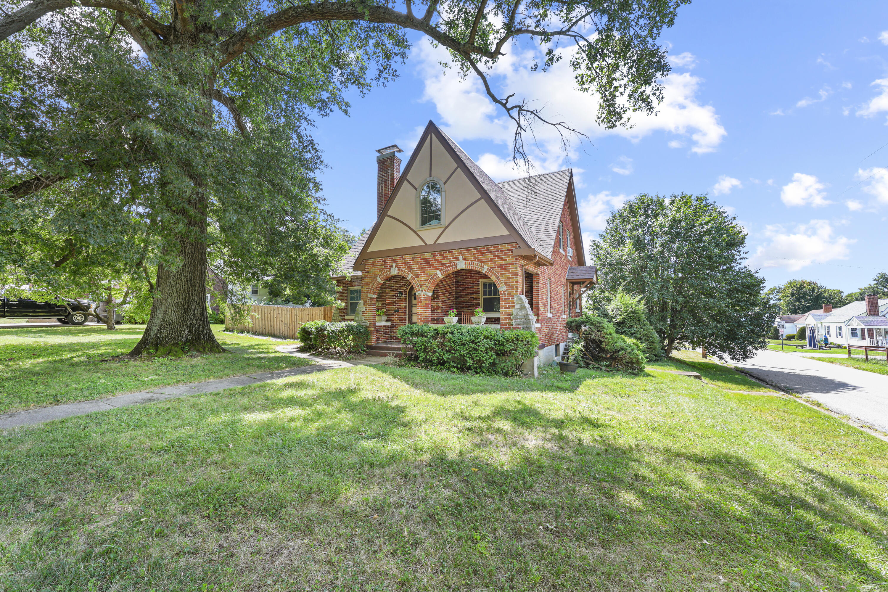 525 E Pike Street Property Photo 3